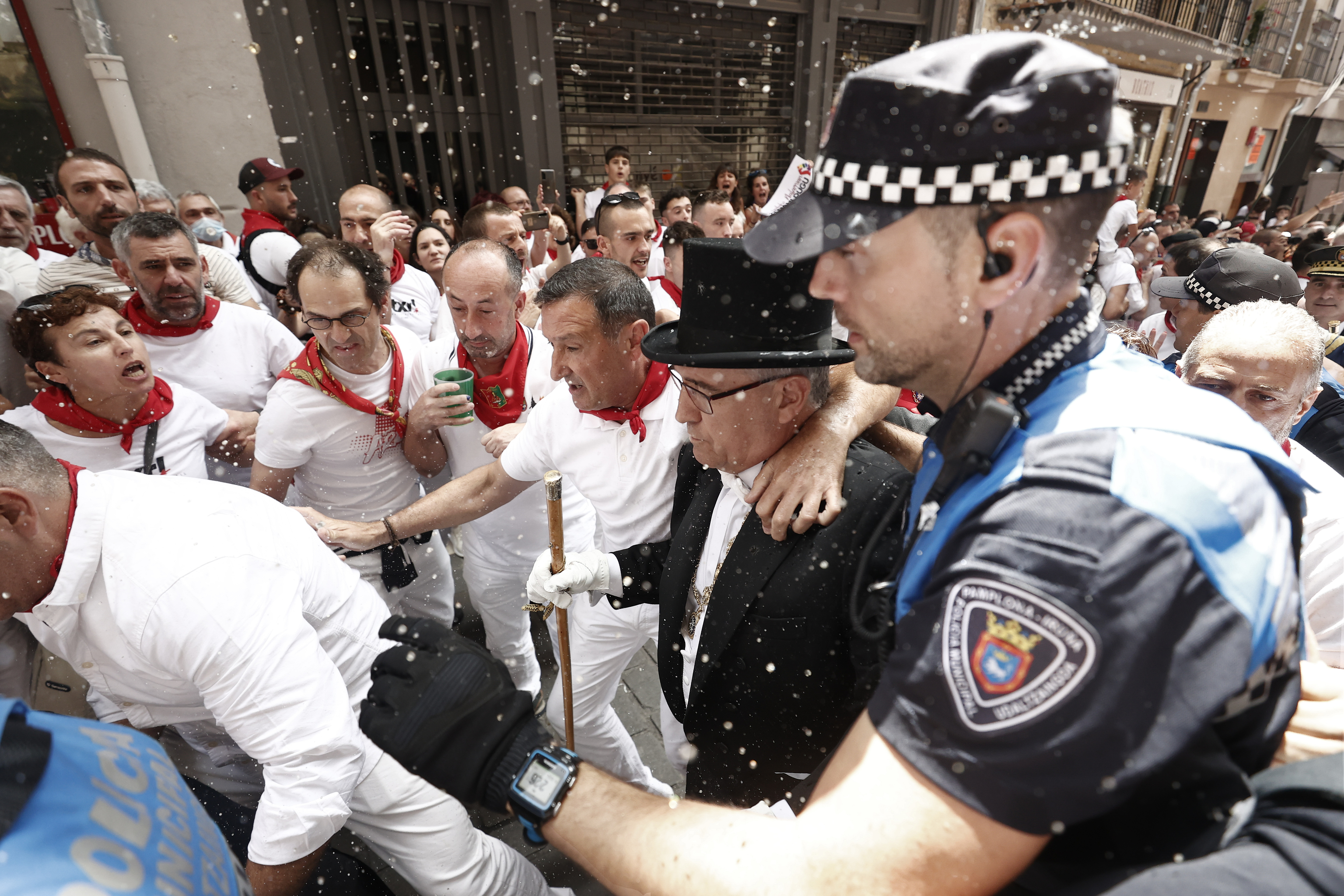 El alcalde de Pamplona Enrique Maya, durante los momentos de tensión vividos en la calle Curia.