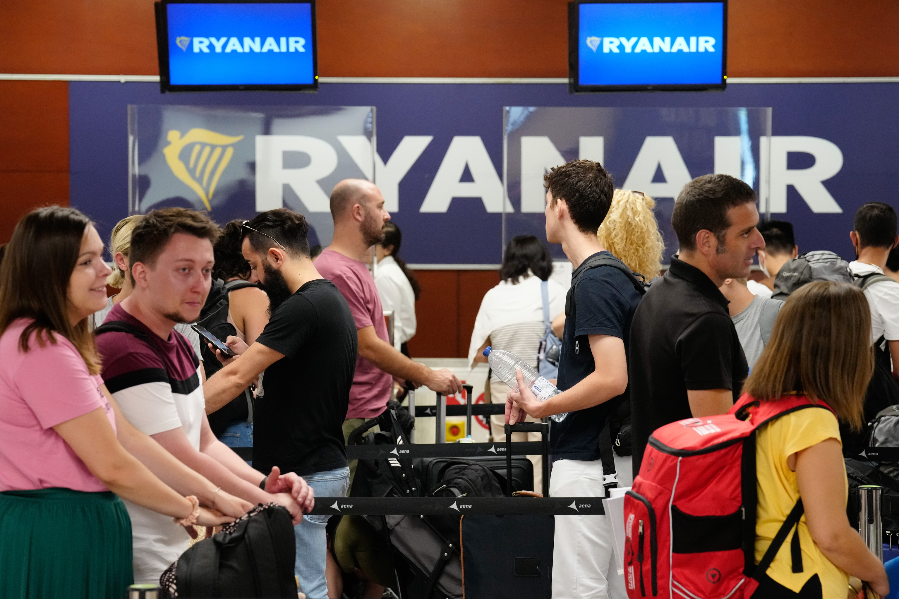 Pasajeros hacen cola ante el mostrador de Ryanair en el Aeropuerto de El Prat (Barcelona)