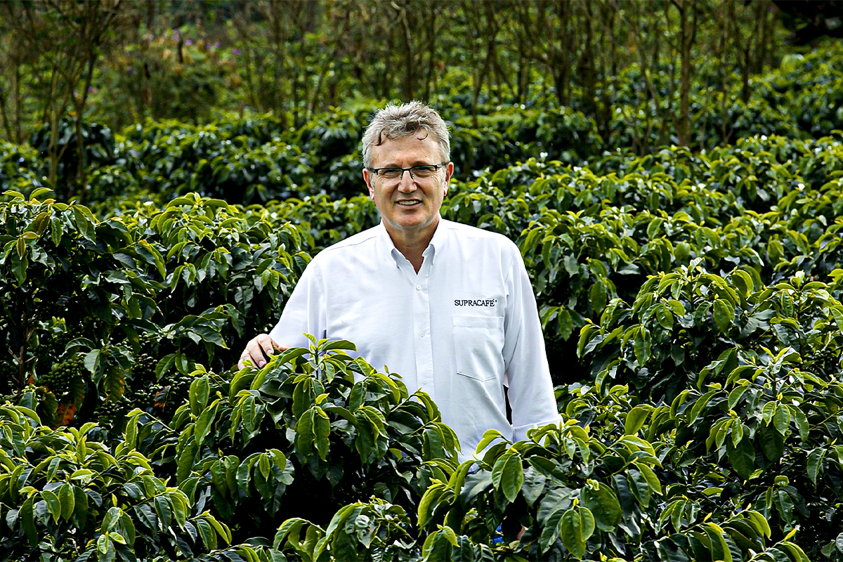 Ricardo Oteros, fundador y CEO de Supracafé, en una de sus plantaciones sostenibles en Colombia.