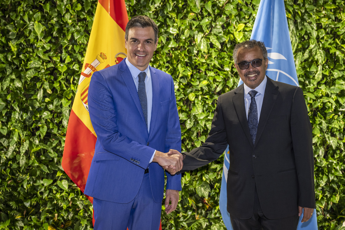 Pedro Snchez se saluda con el director general de la OMS, Tedros Adhanom Ghebreyesus, ayer en Ginebra.