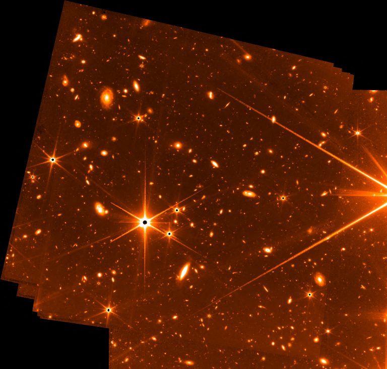 La NASA publica una imagen  del espacio profundo del telescopio James Webb, un instrumento tan potente que puede remontarse a los orgenes del universo. Las primeras imgenes completamente formadas se publicarn el 12 de julio, pero la NASA proporcion una foto de prueba de ingeniera el 6 de julio, resultado de 72 exposiciones durante 32 horas, que muestra un conjunto de estrellas y galaxias lejanas.