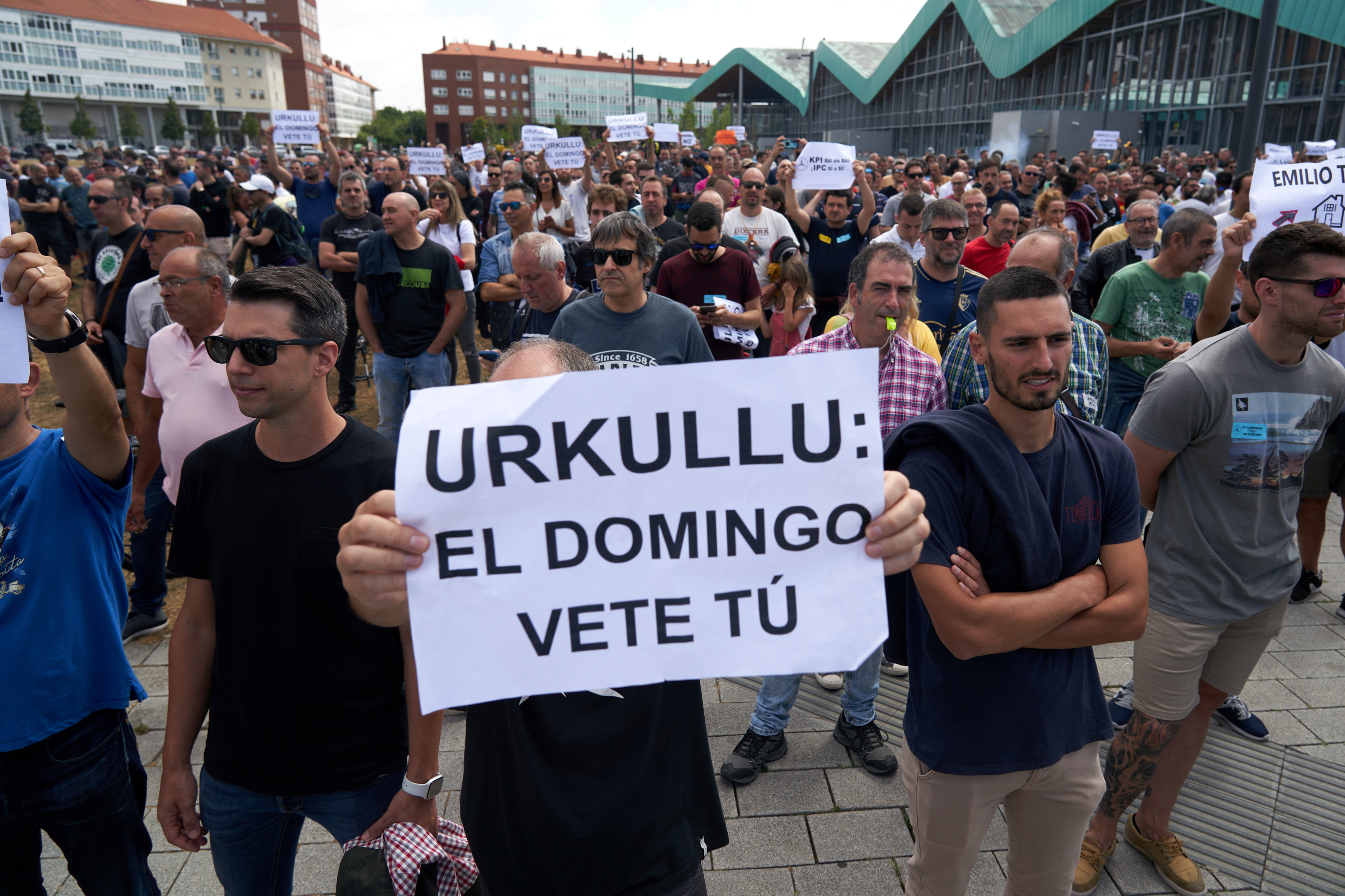 Trabajadores de Mercedes participan en una marcha desde el Gobierno vasco con pancartas contra la ampliacin de la flexibilidad los domingos.