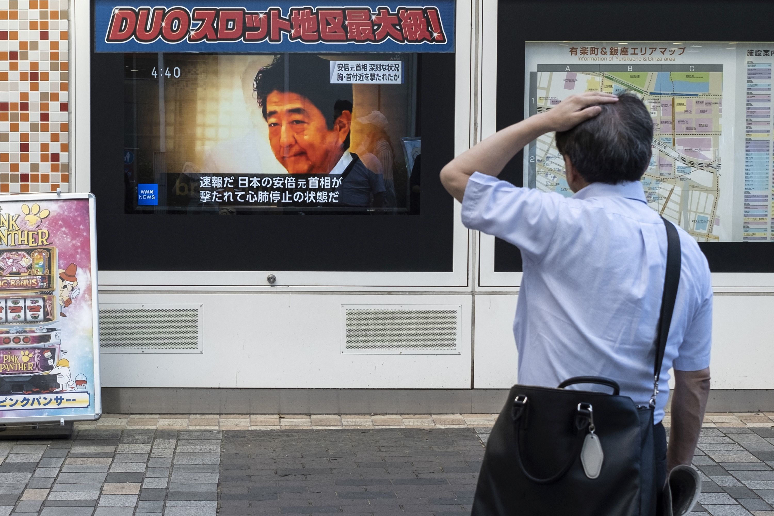Un hombre mira las noticias del ataque contra Shinzo Abe.