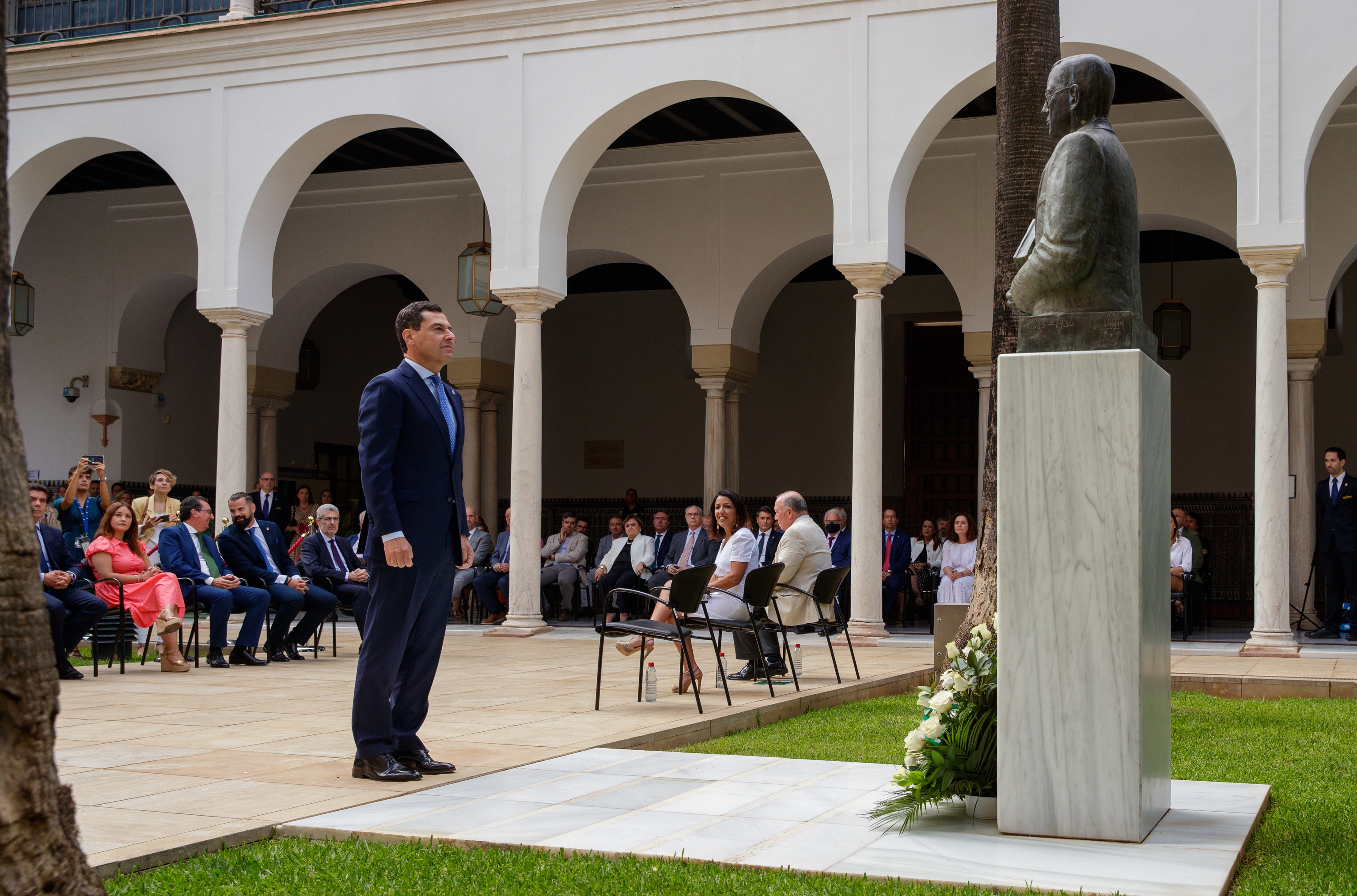 El presidente de la Junta, Juanma Moreno, frente al busto de Blas Infante en el acto de conmemoracin de su nacimiento en el Parlamento andaluz.