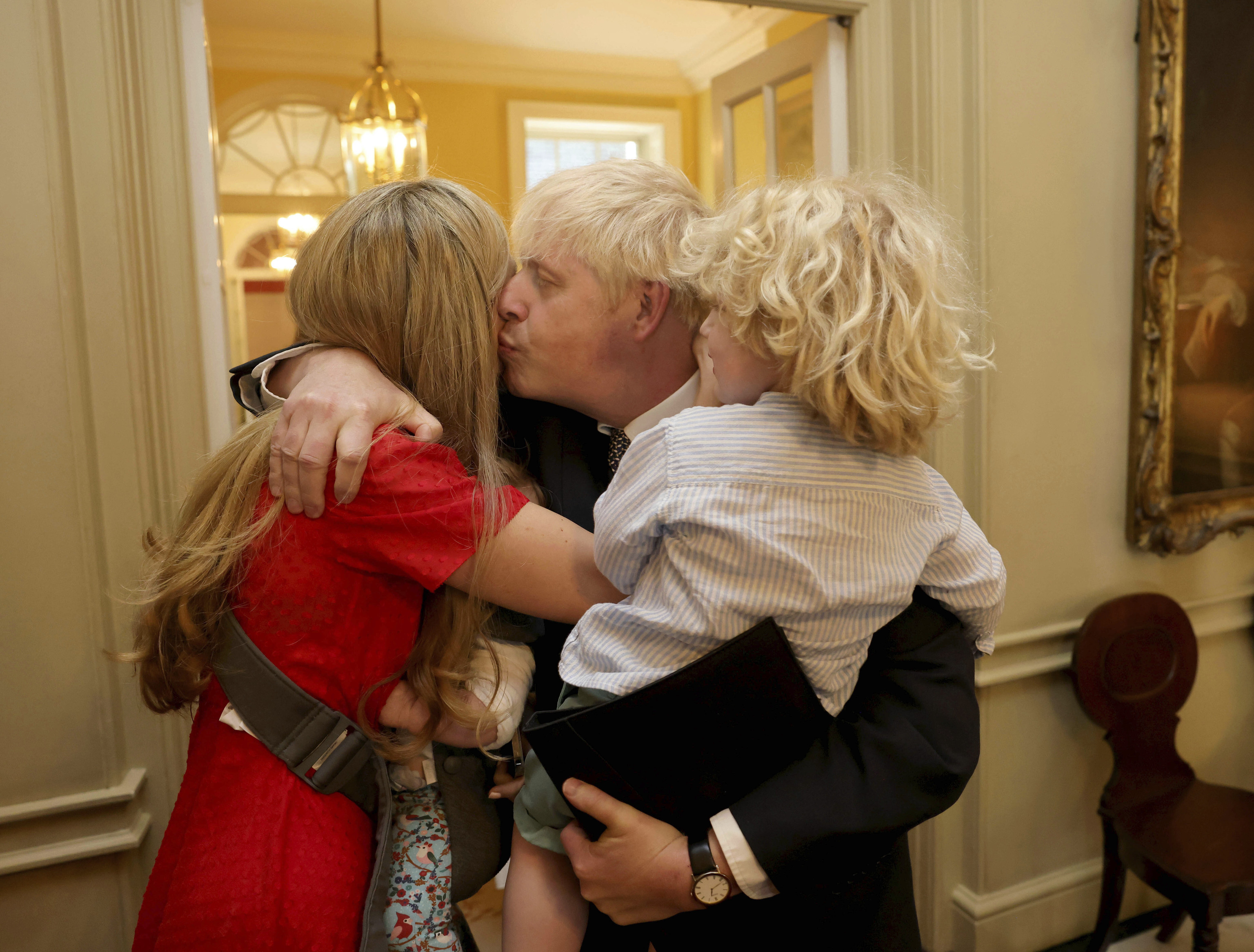 Johnson es consolado por su mujer y sus dos hijos.