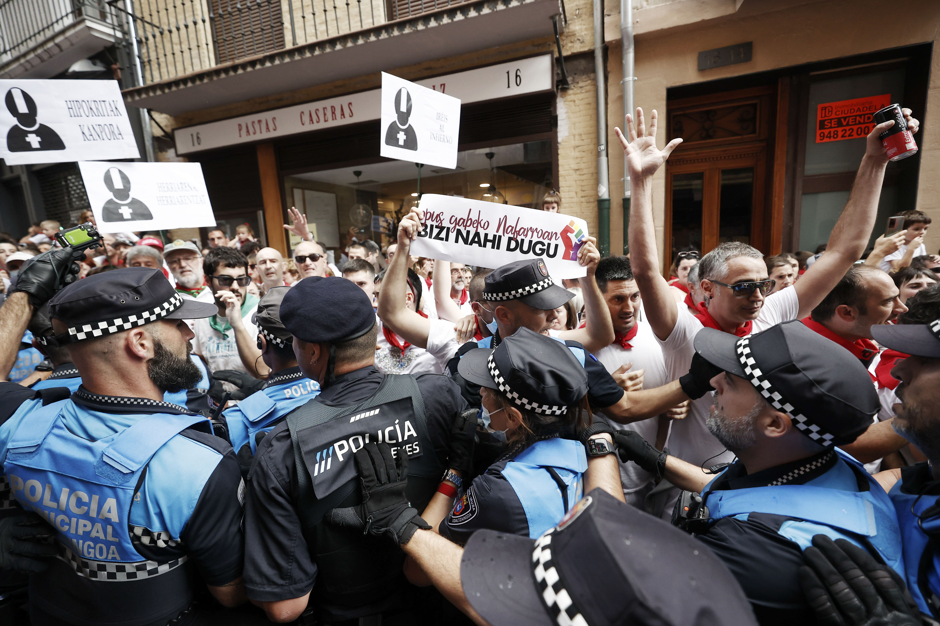 Carteles contra la Iglesia en la protesta del jueves en Pamplona.