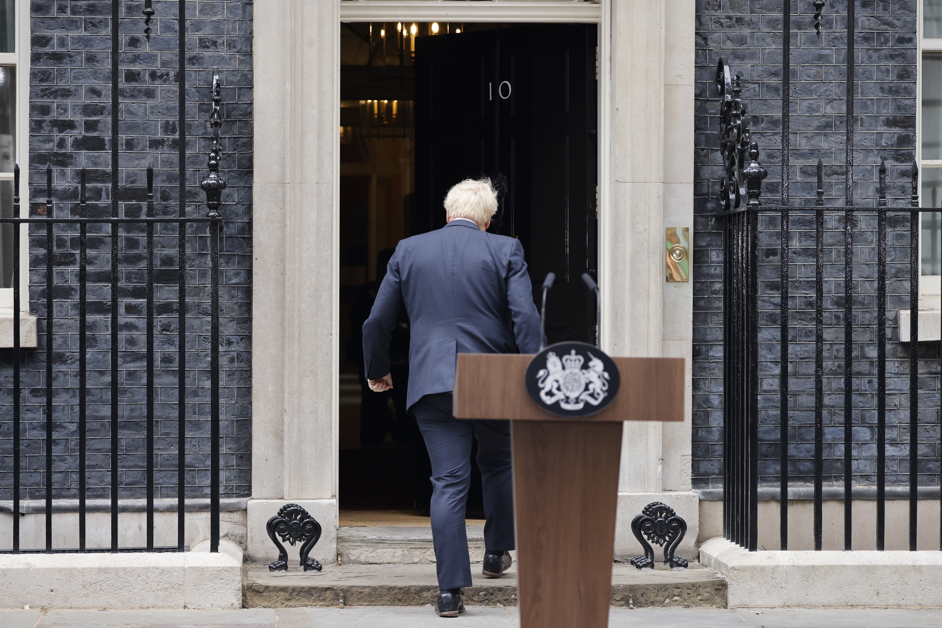 Boris Johnson regresa a Downing Street tras anunciar su dimisin como primer ministro.