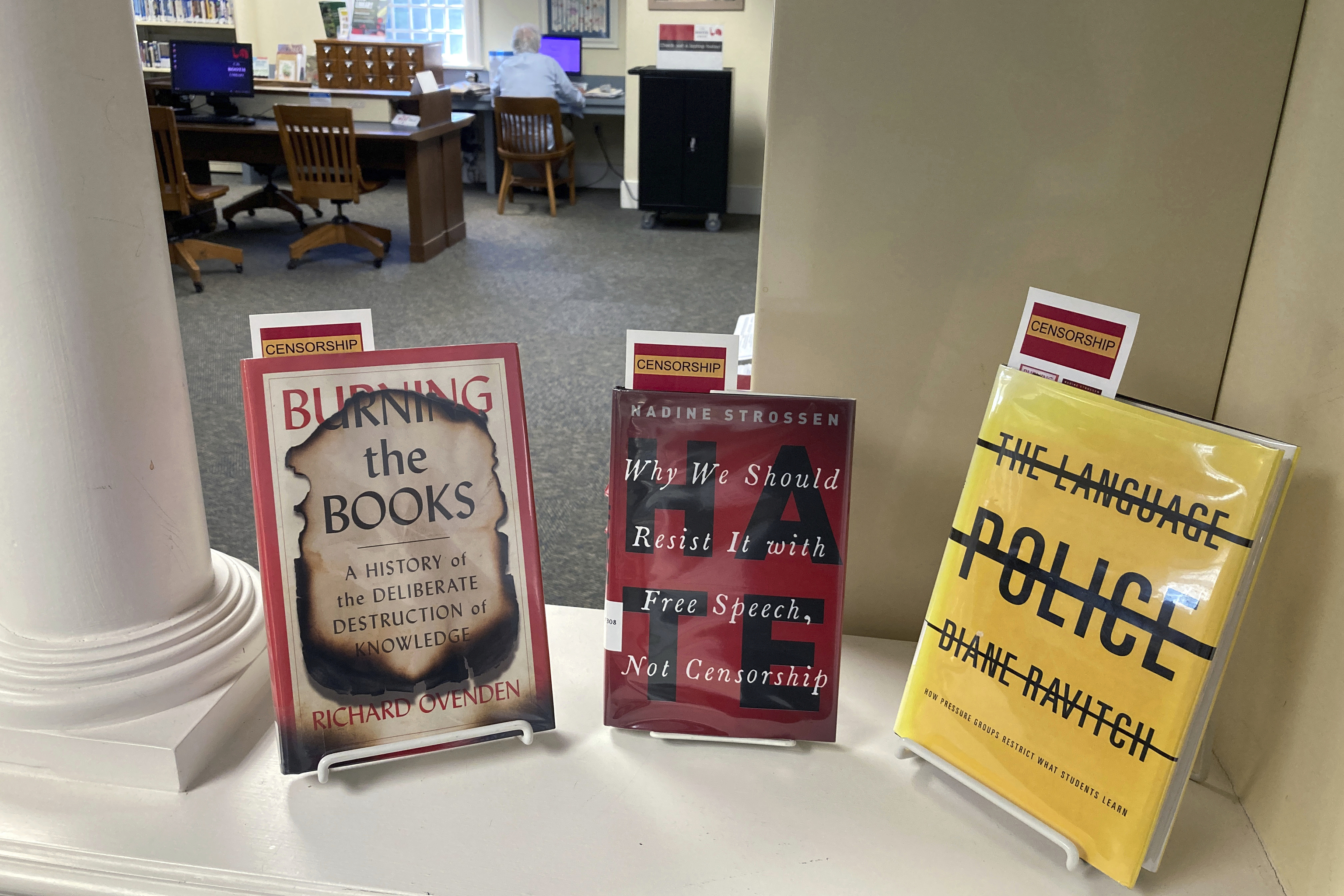 Libros sobre censura en una biblioteca de Connecticut.