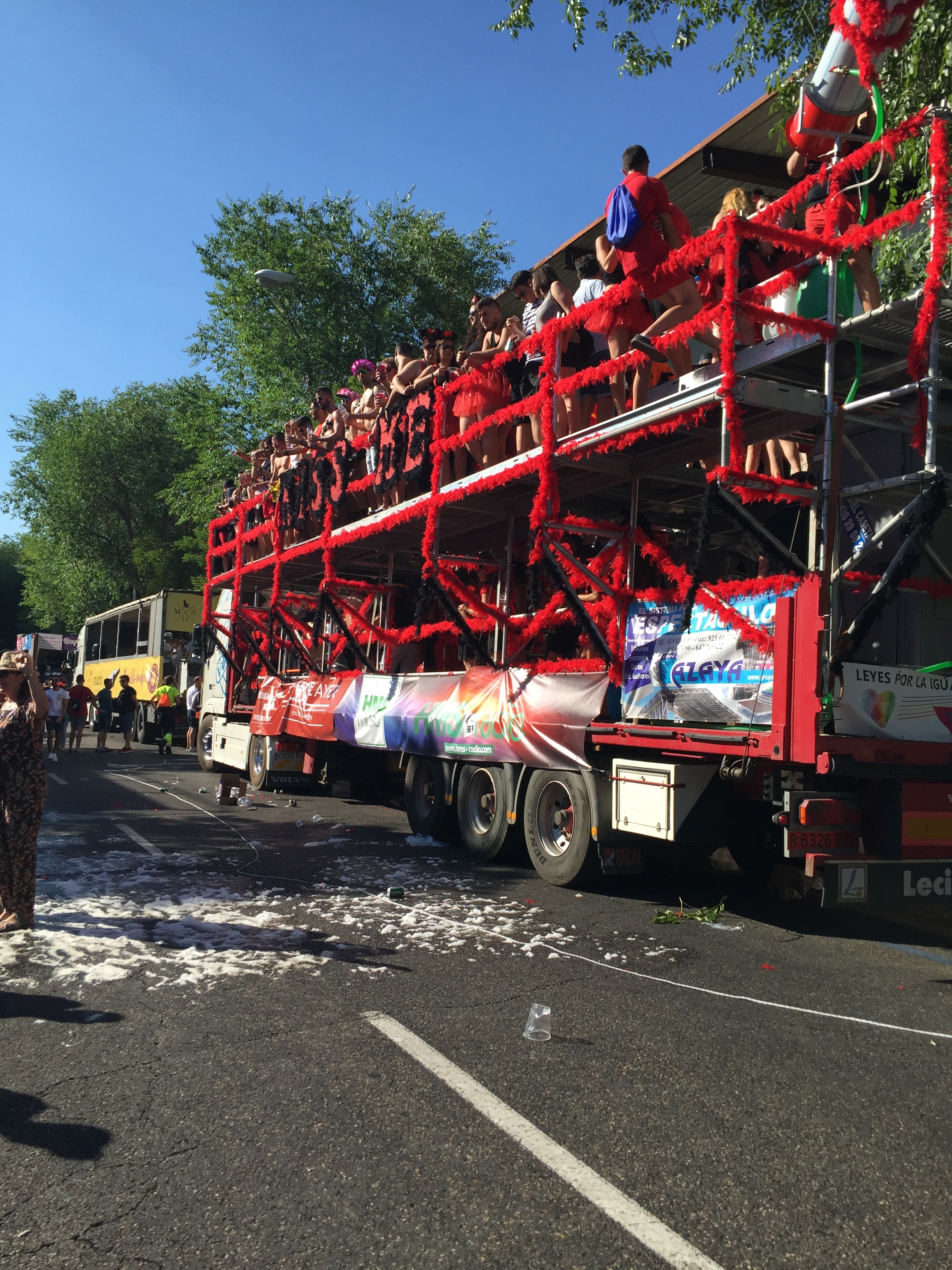 Una carroza montada sobre un camin en un desfile del Orgullo de 2019.
