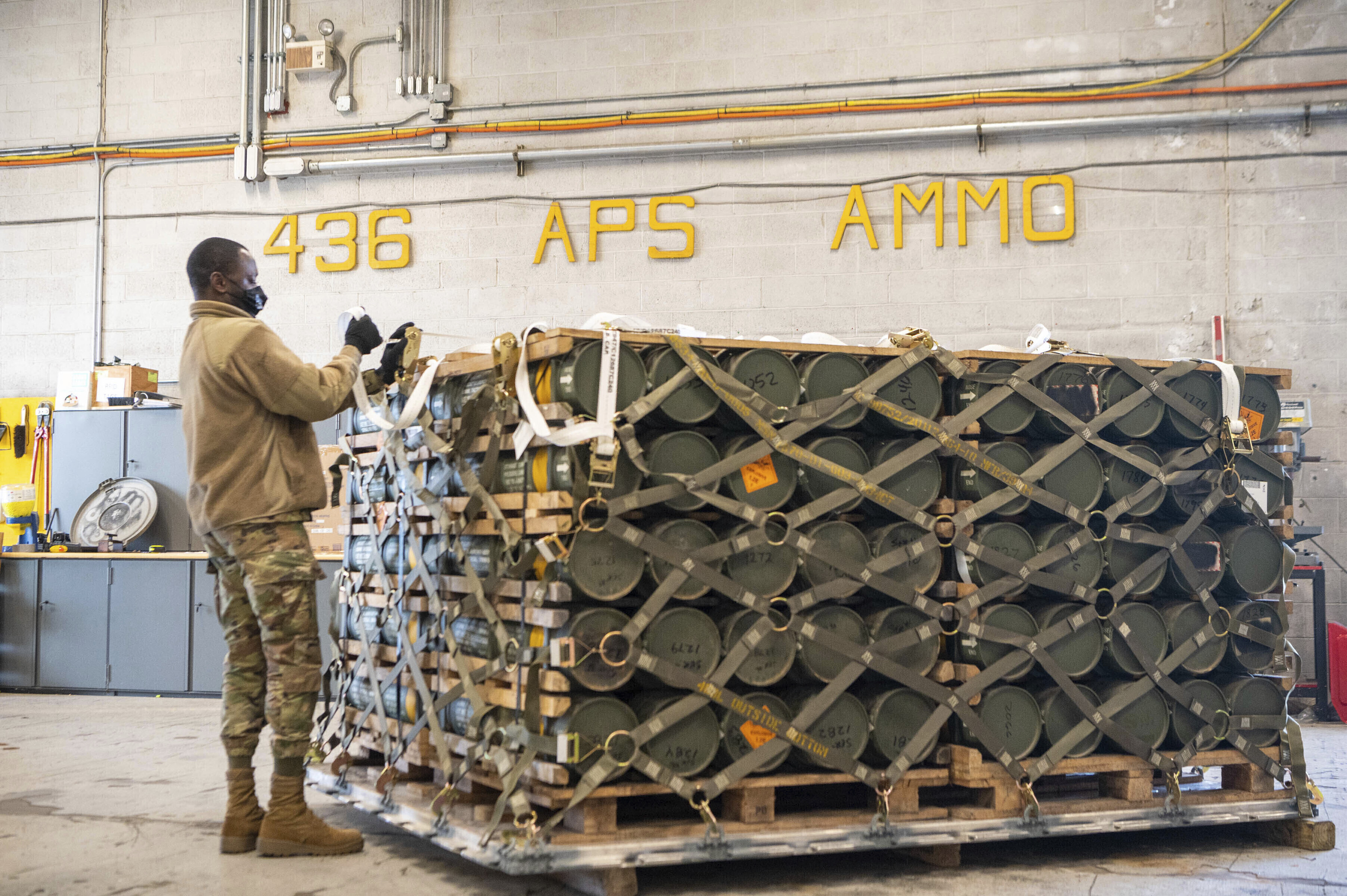Un soldado norteamericano prepara munición para enviar a Ucrania (archivo).