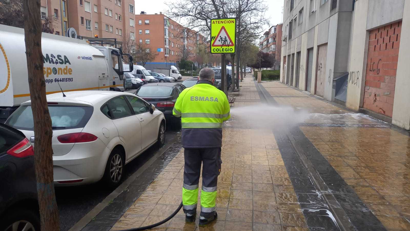 Un trabajador de ESMASA limpia una calle de Alcork