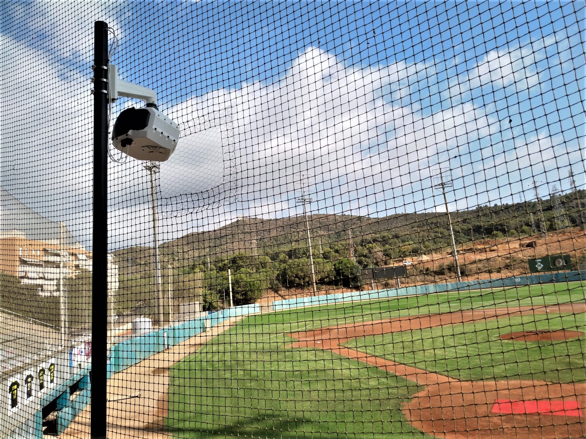 La cámara de ATM Media, en un campo de béisbol.