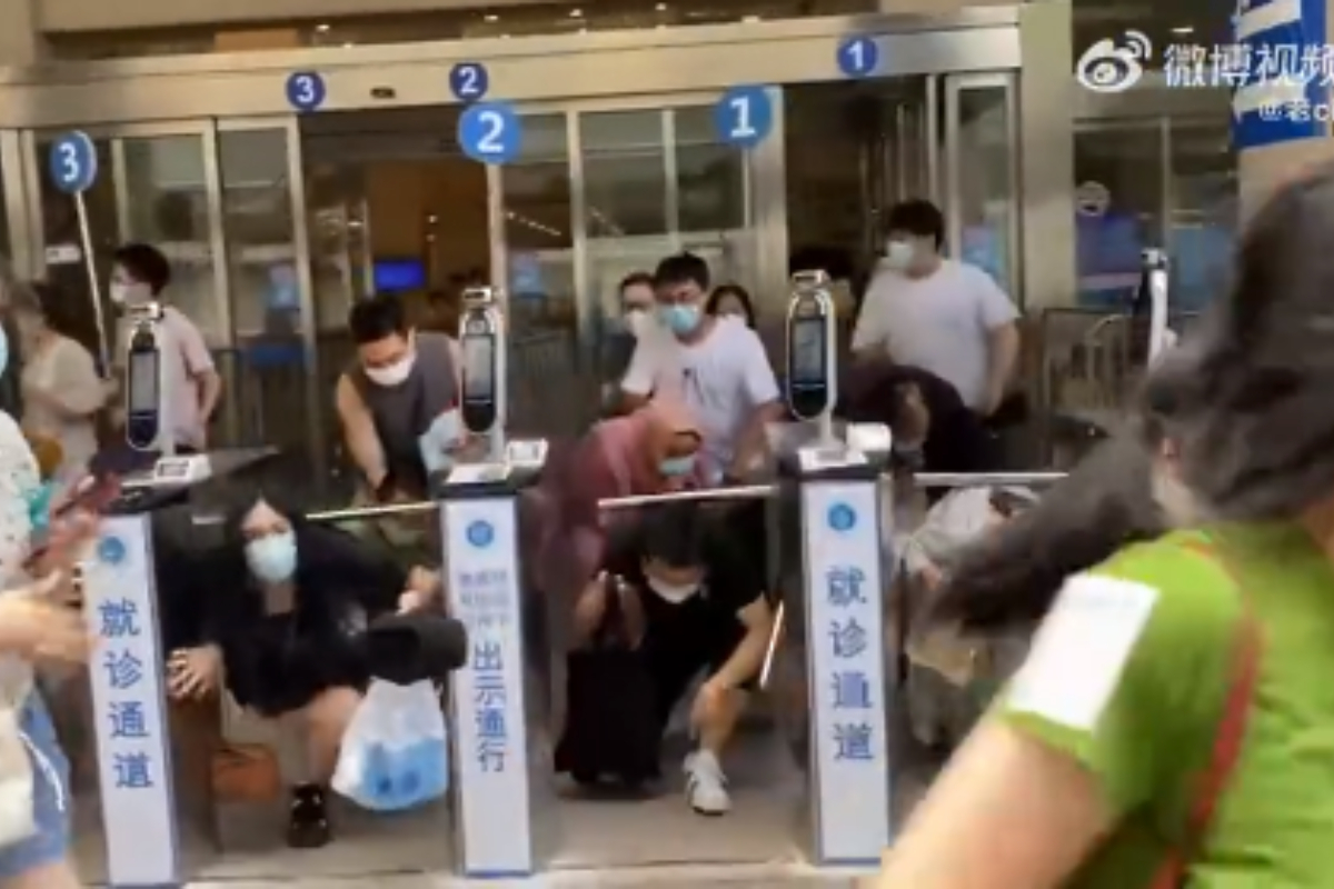 Captura de vdeo de la gente que huye del atacante del hospital Ruijin, en el distrito de Hunangpu.