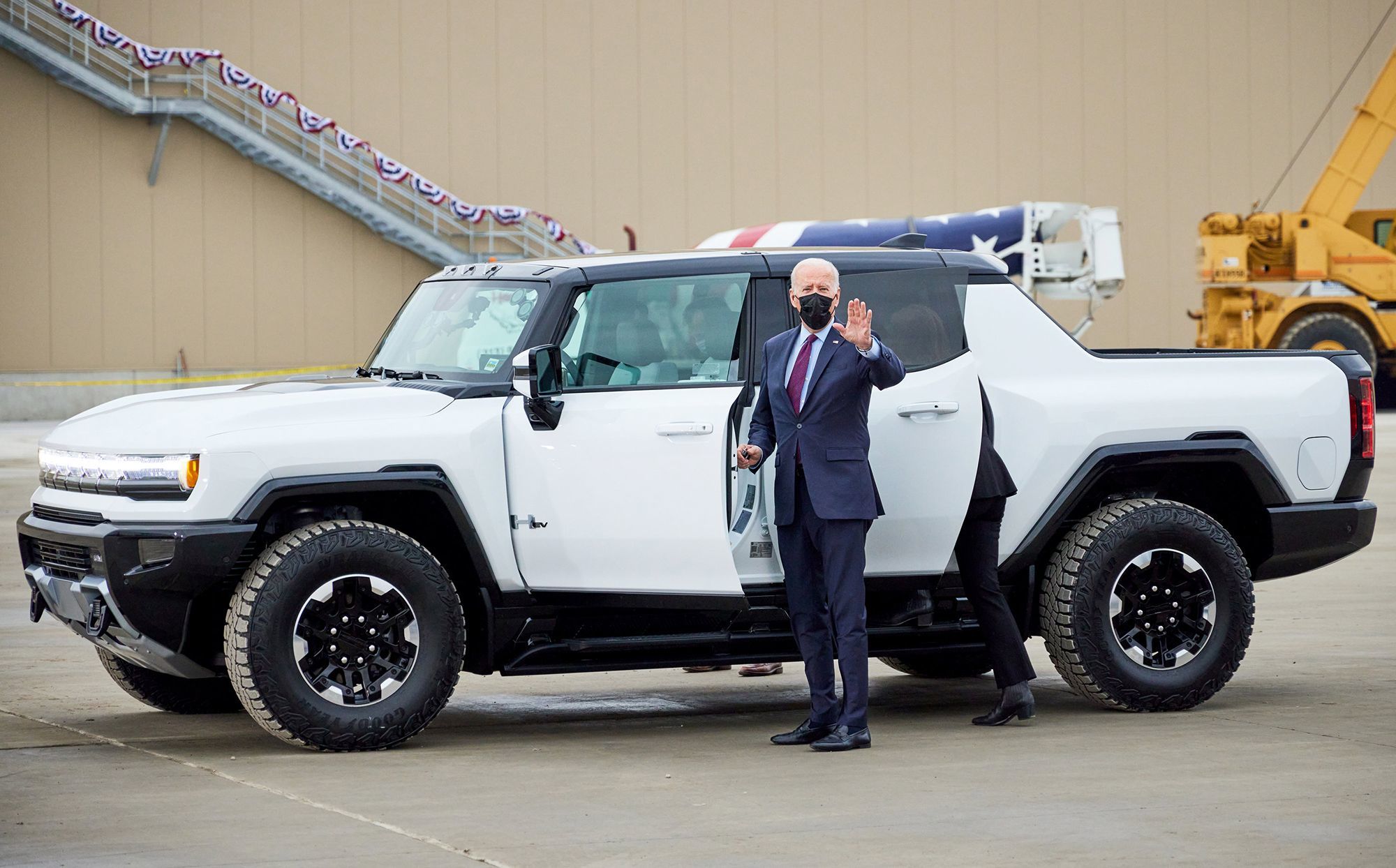 El presidente Joe Biden, a punto de subirse al Hummer 100% elctrico