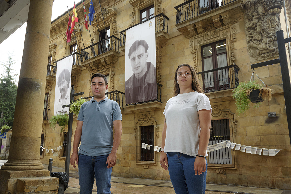 Pedro Gallego y Yaiza Rodríguez, delante del Ayuntamiento de Ermua.