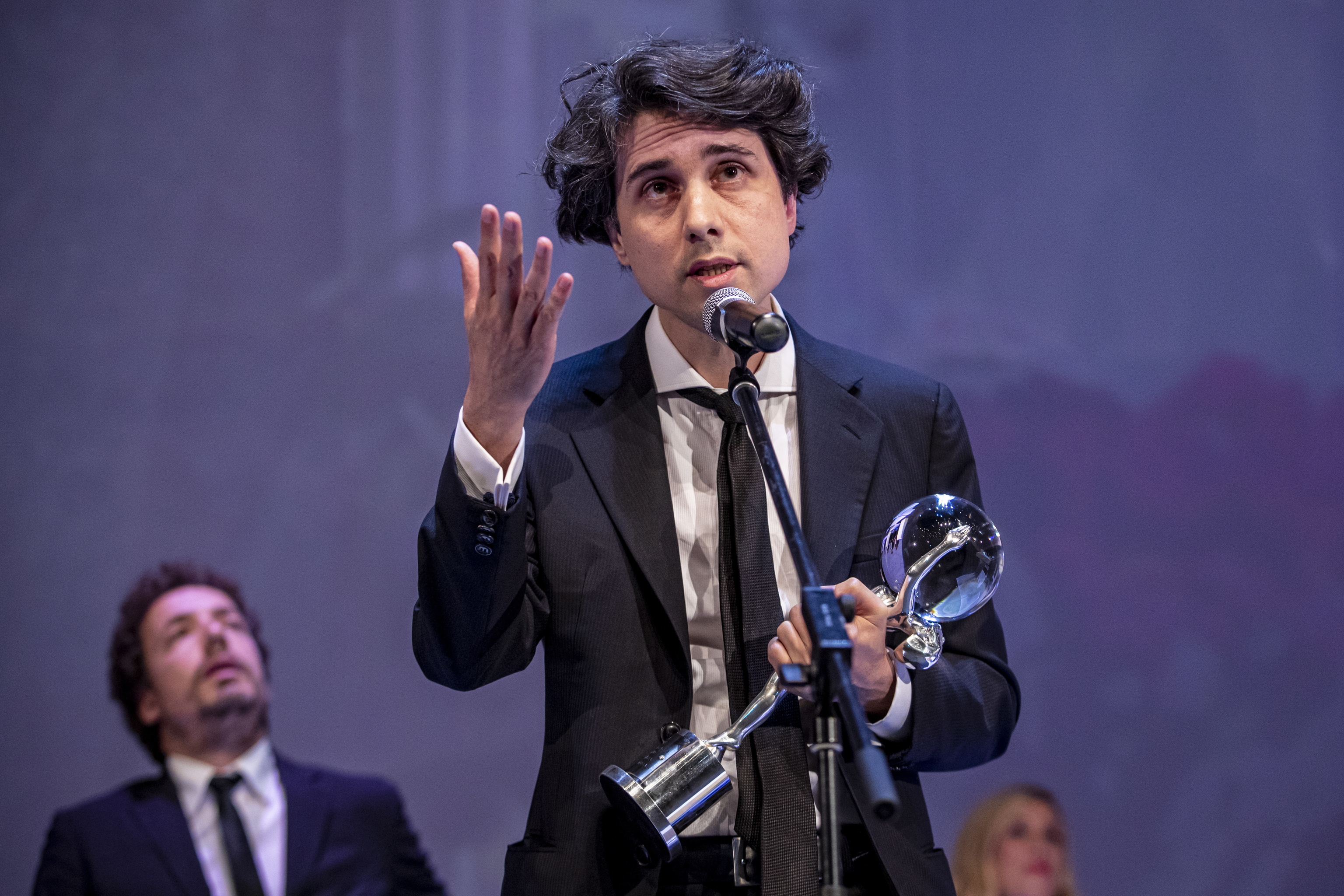 Jonás Trueba recoge el premio en la gala de clausura del Karlovy Vary International Film Festival, en Praga.