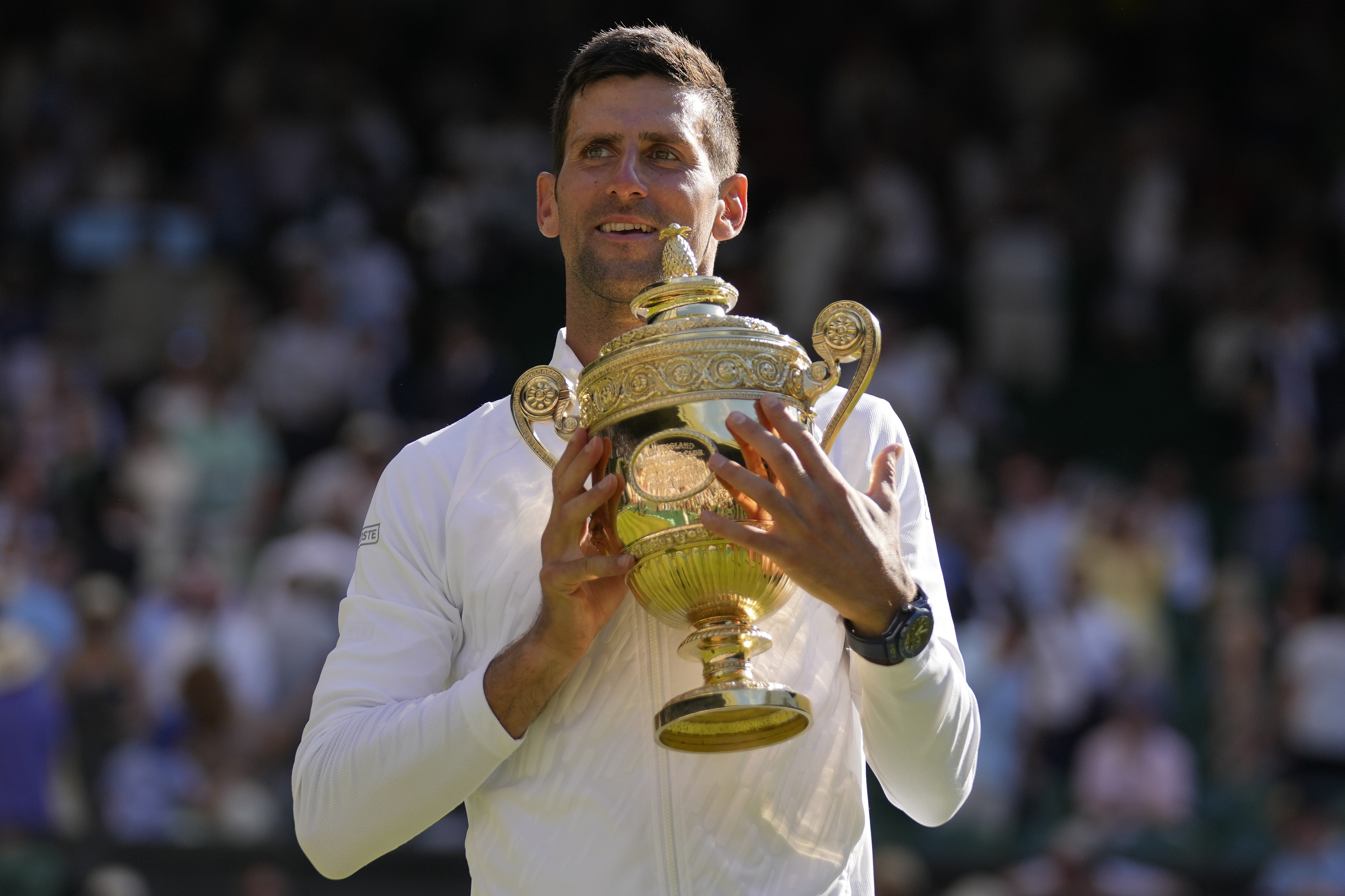 Djokovic posa con el trofeo de ganador de Wimbledon.