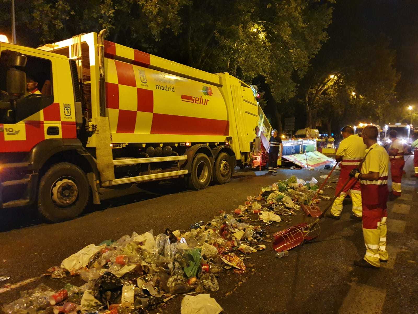 Operarios de limpieza recogiendo basura en La Castellana.