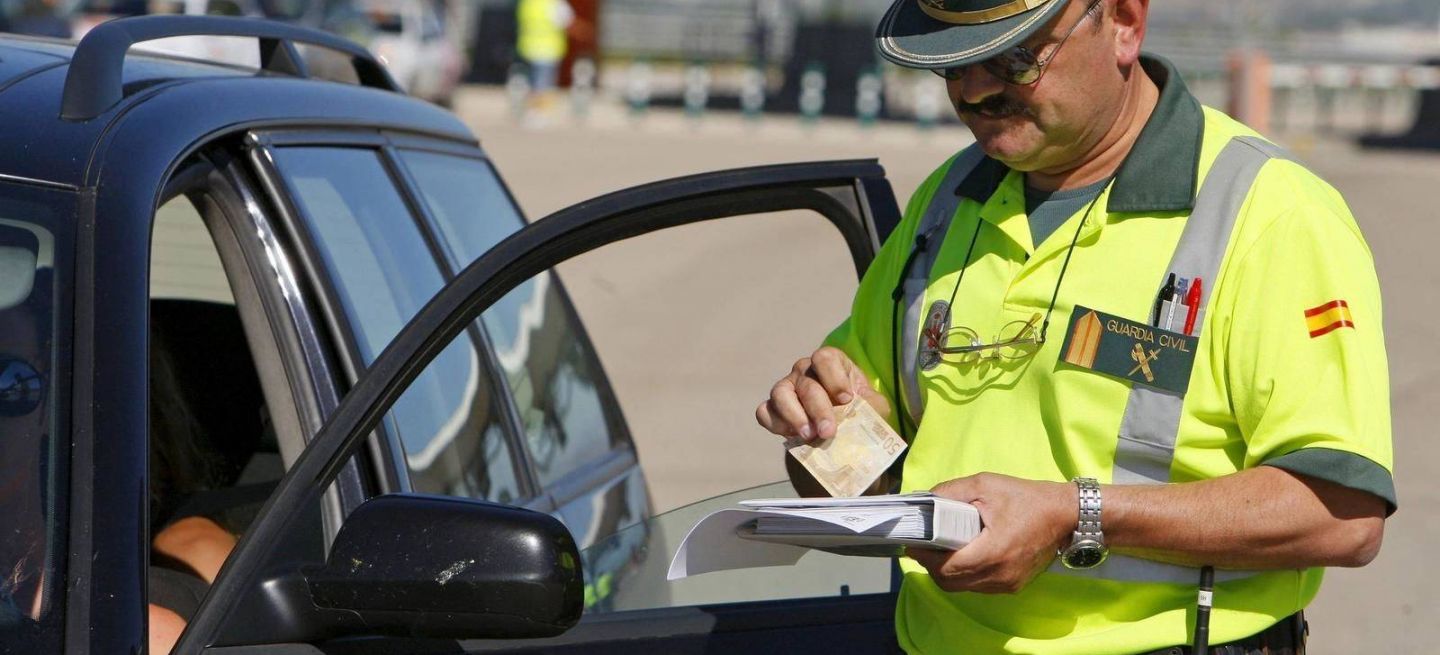 Casi 240.000 multas al año por conducir sin carné o sin el seguro del coche