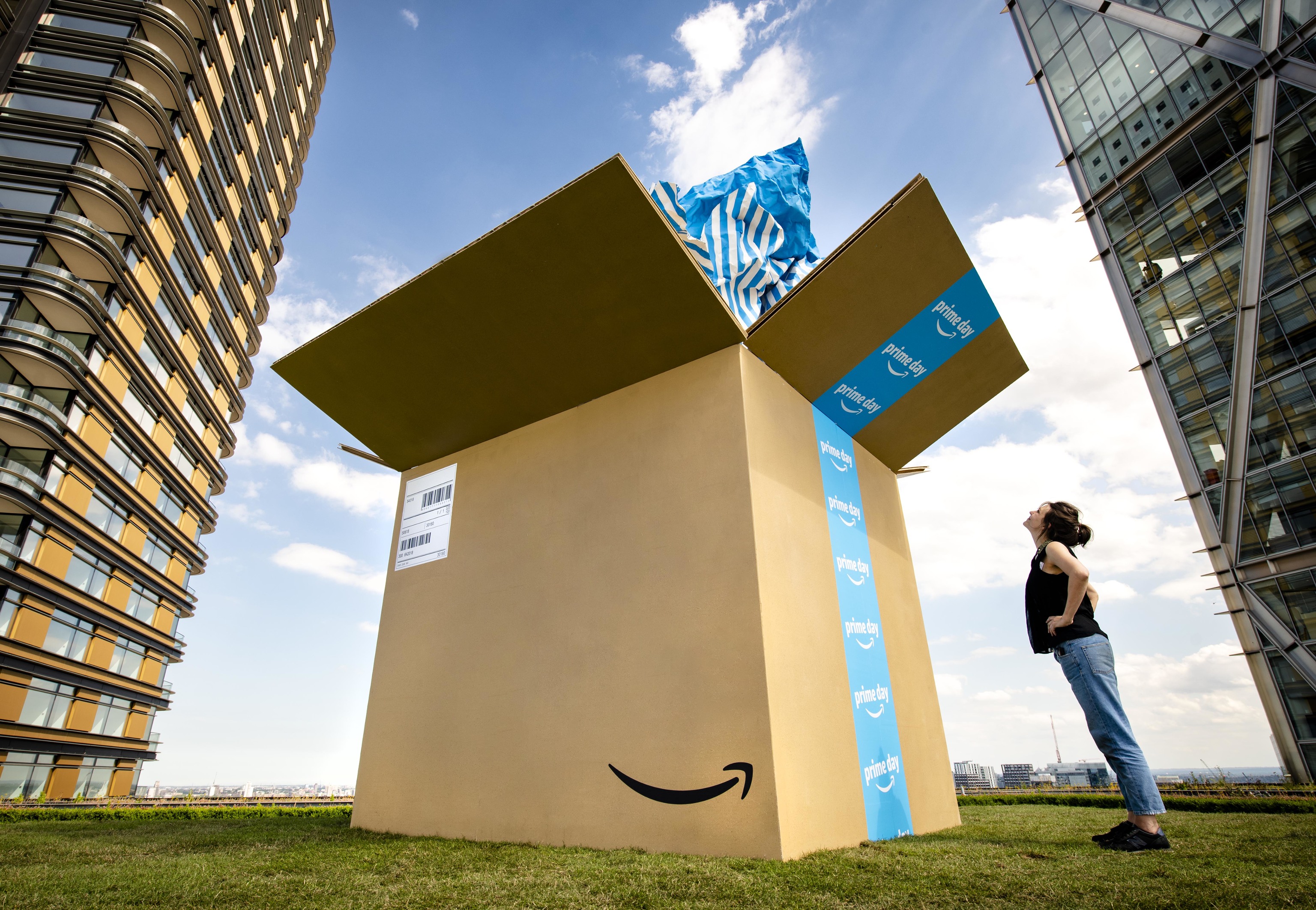 Imagen promocional de Amazon de una mujer junto a una caja abierta.