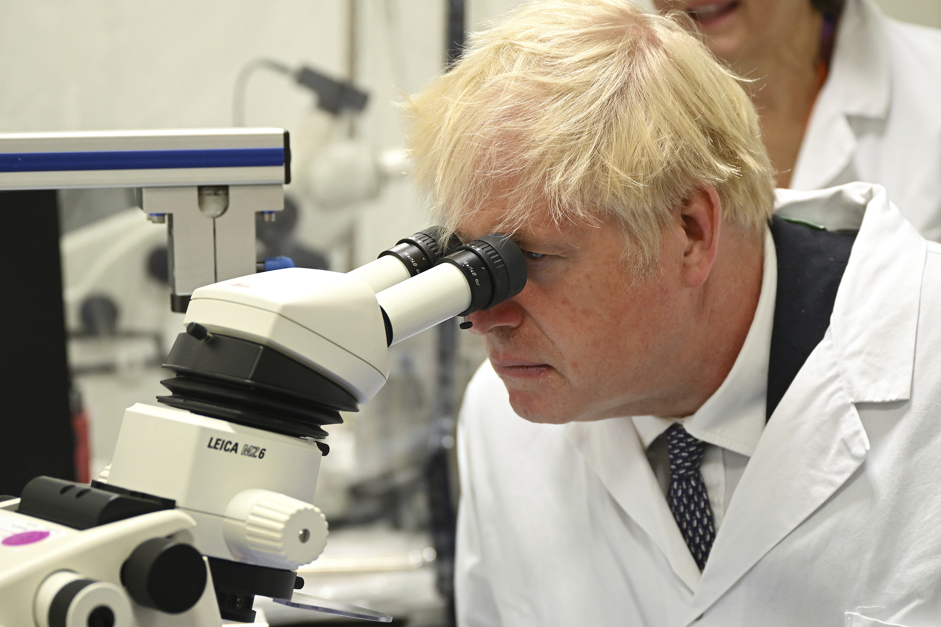 Boris Johnson visita el instituto de investigacin biomdica Francis Crick, en Londres.