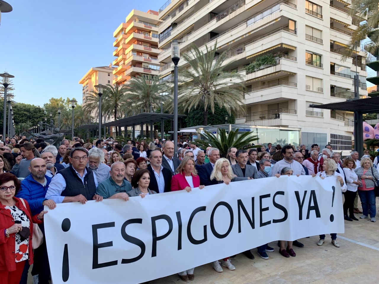 Manifestacin de vecinos de Marbella reclamando obras para frenar el retroceso de la costa.