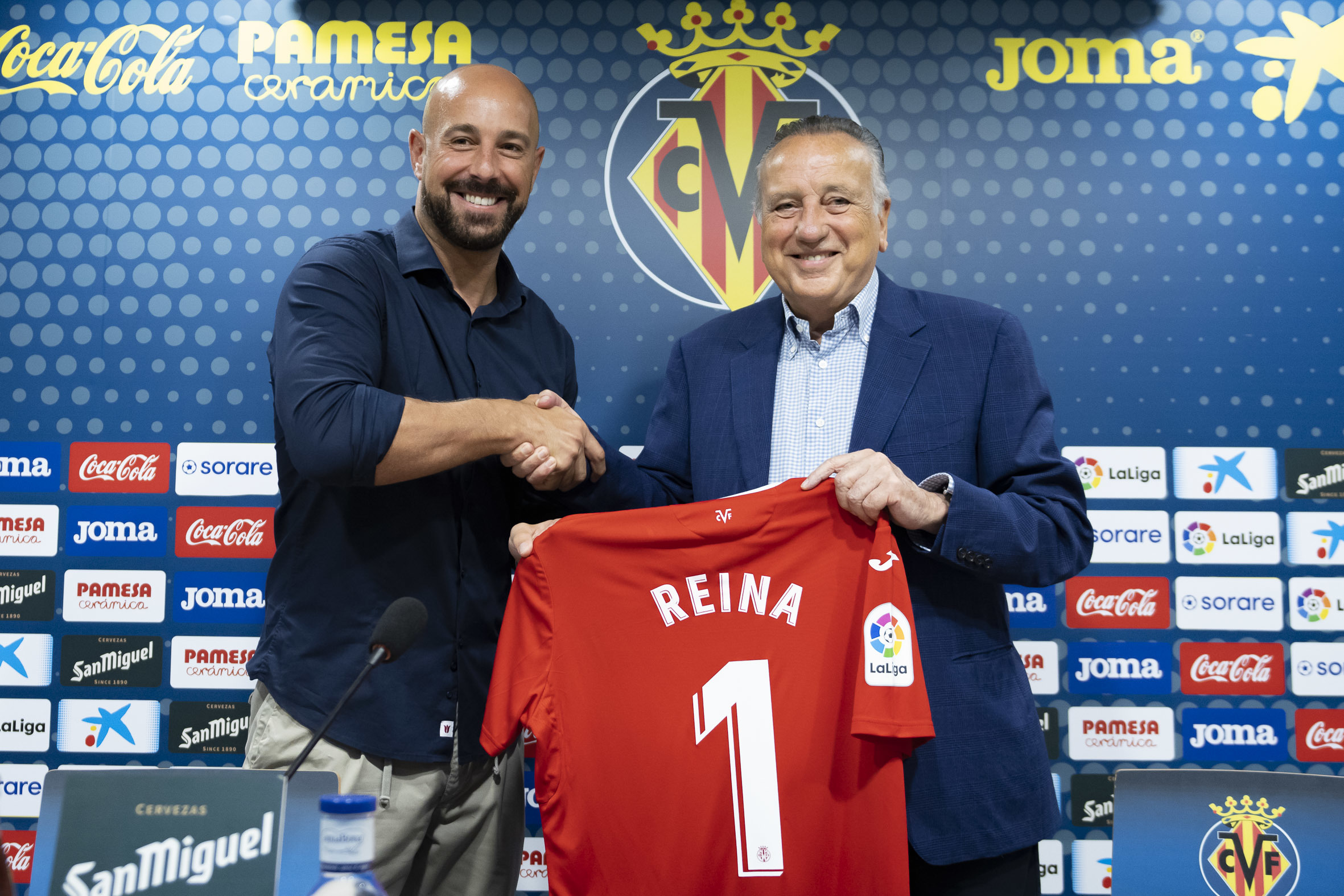 El guardameta Pepe Reina en su presentación junto al presidente del club Fernando Roig.