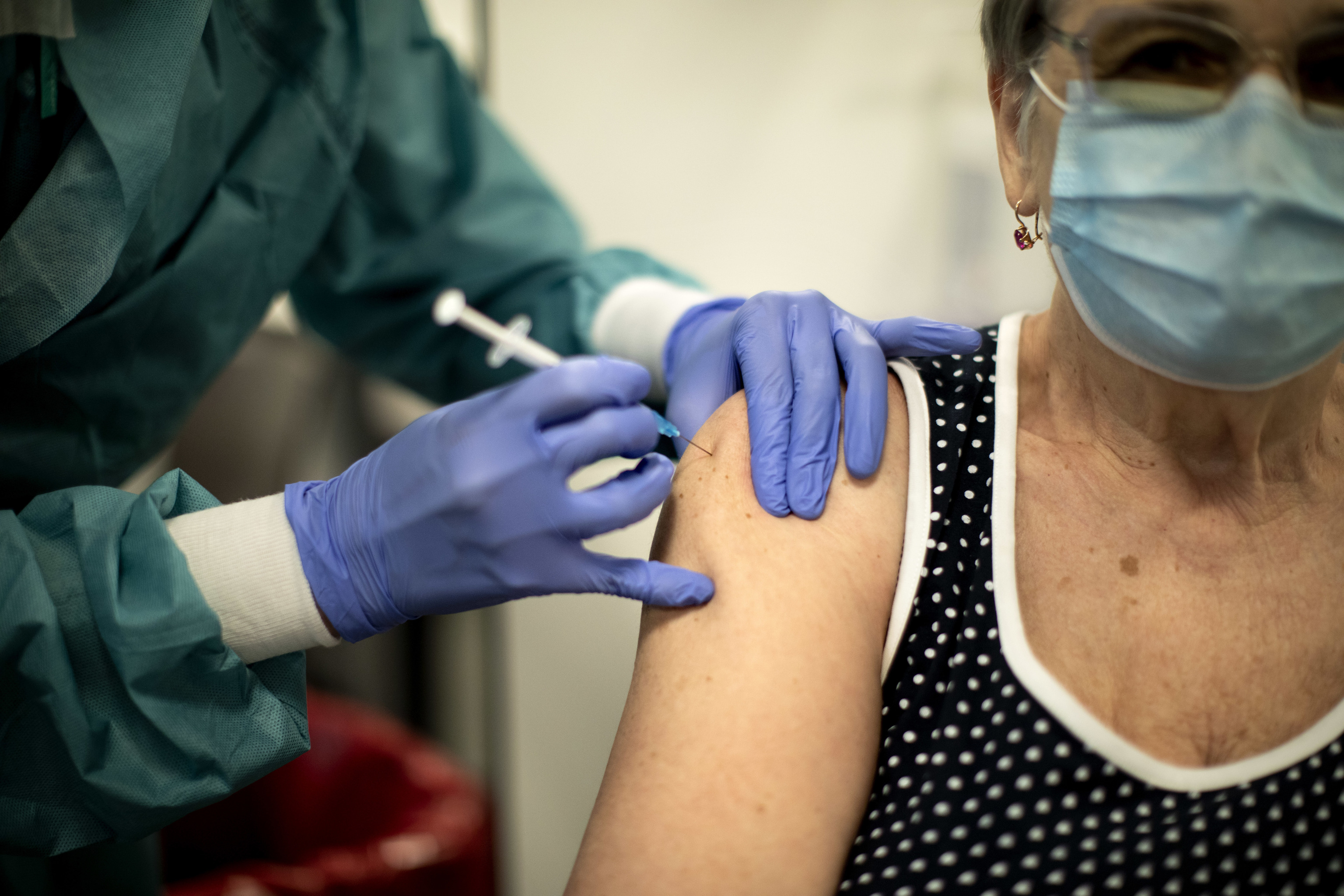 Una mujer recibe una de las dosis de la vacuna contra el Covid en el Hospital 12 de Octubre de Madrid.