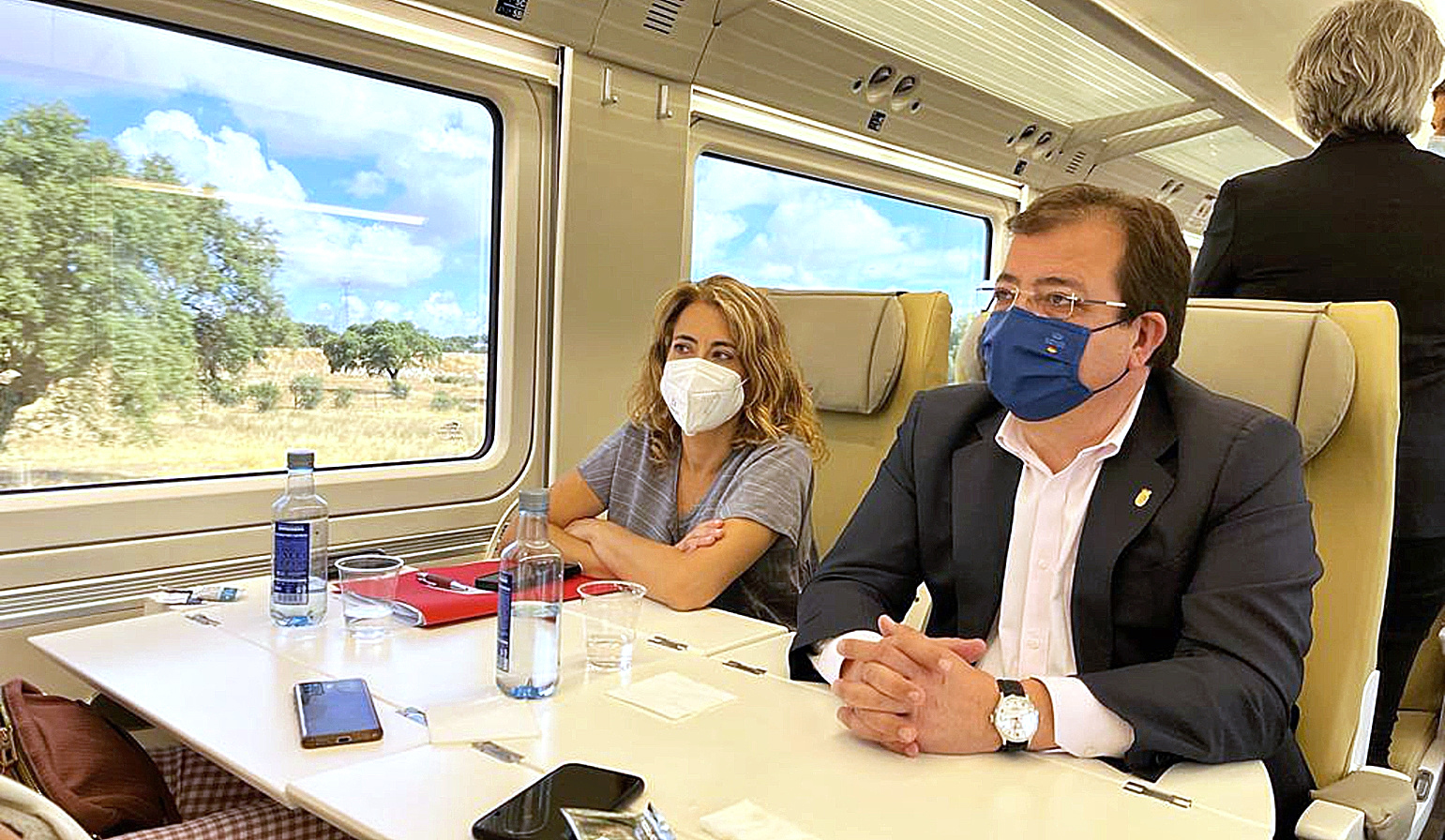 La ministra de Transportes, Raquel Sánchez, y el presidente extremeño, Guillermo Fernández Vara, en el tren.