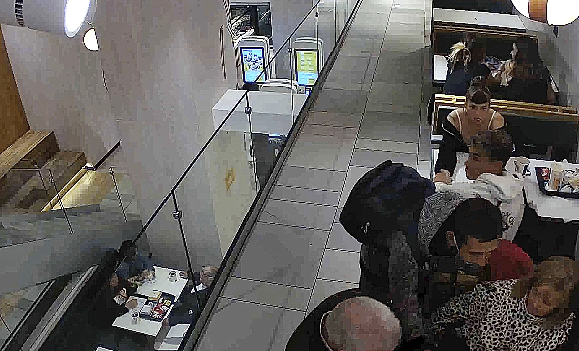 Un 'muletero' se acerca a una pareja sentada en un restaurante de la capital para tratar de robar un móvil. E. M.