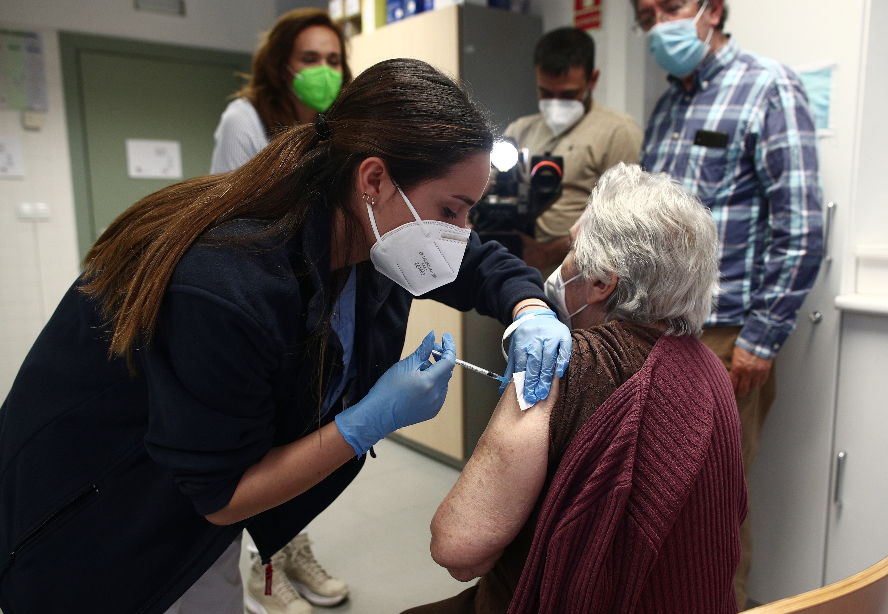 Una mujer mayor recibiendo una dosis de la vacuna contra el Covid en abril de 2021.
