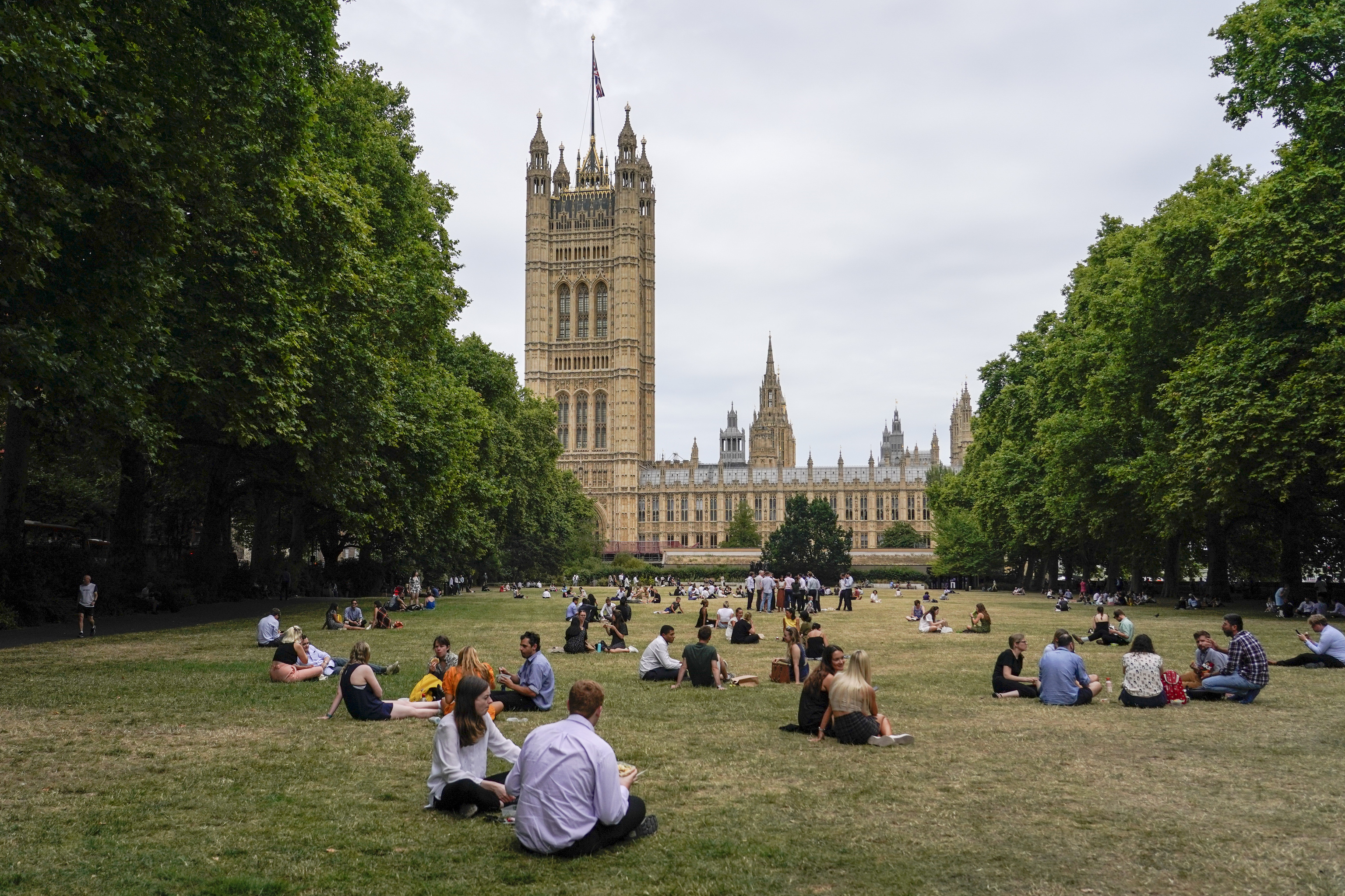 Jóvenes británicos sentados en Victoria Tower Gardens (Londres).