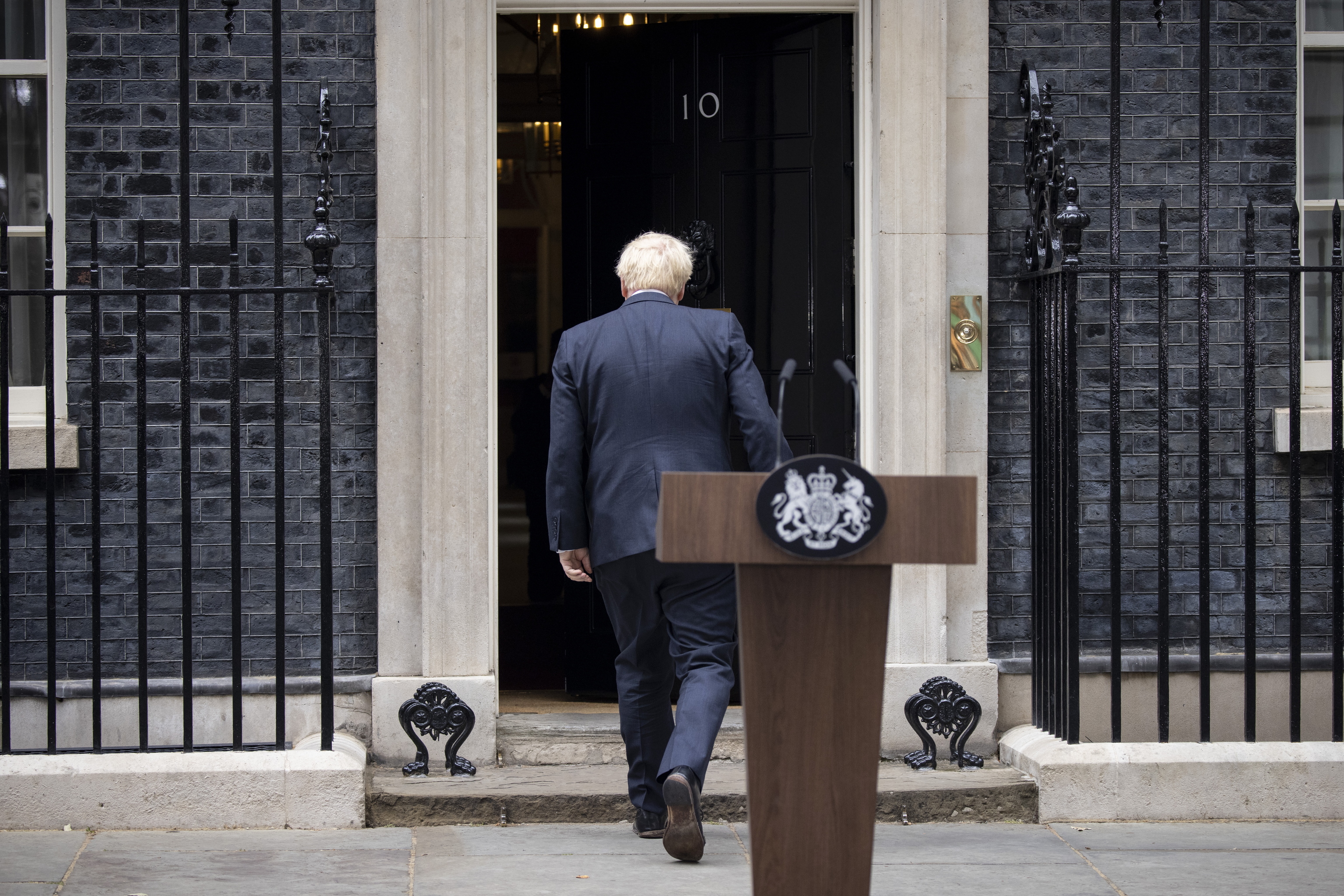 El 'premier' Boris Johnson tras anunciar su dimisin.