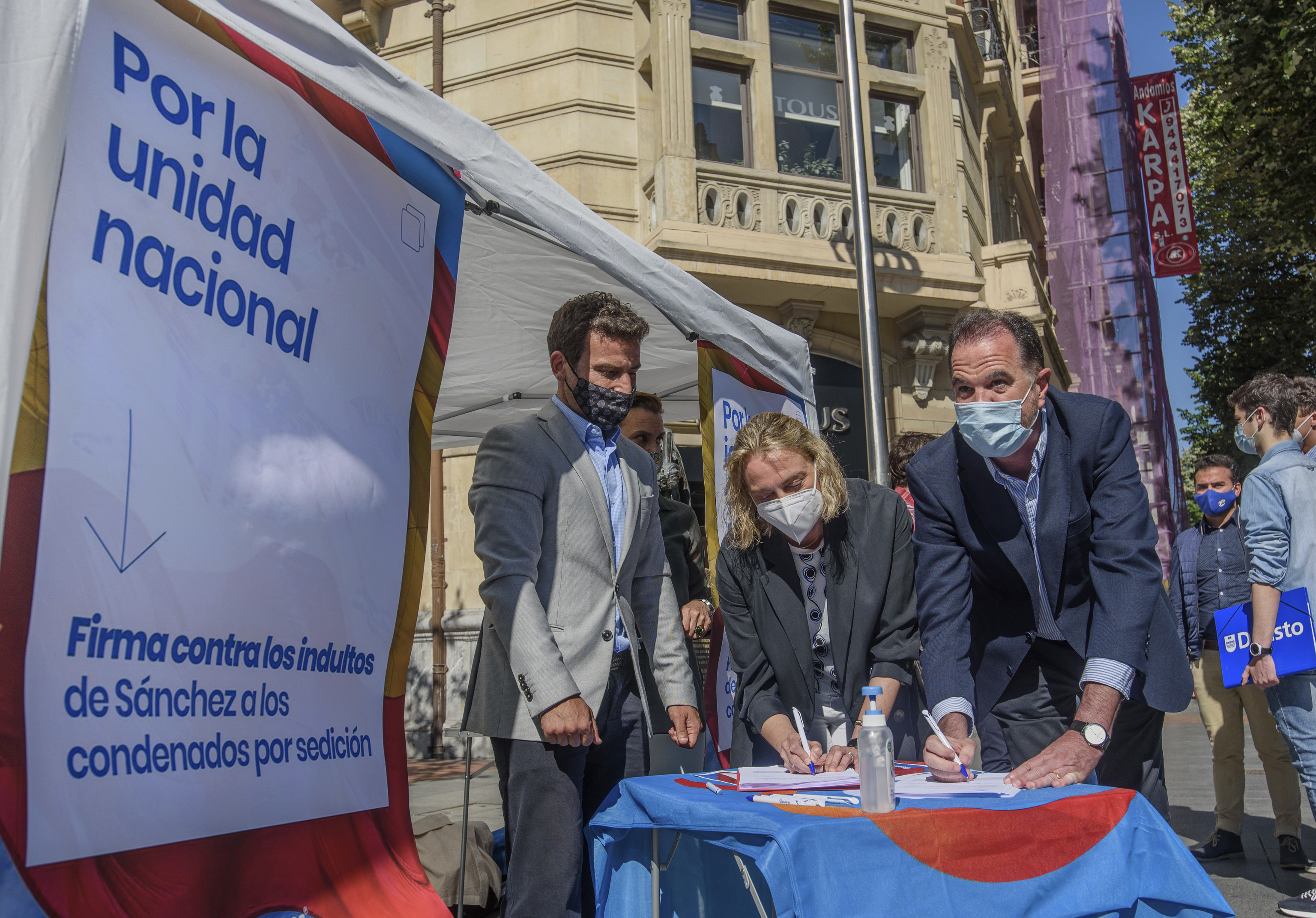 Los concejales de Bilbao Carlos Garca y Raquel Gonzlez junto a Carlos Iturgaiz en una recogida de firmas por la unidad de Espaa.