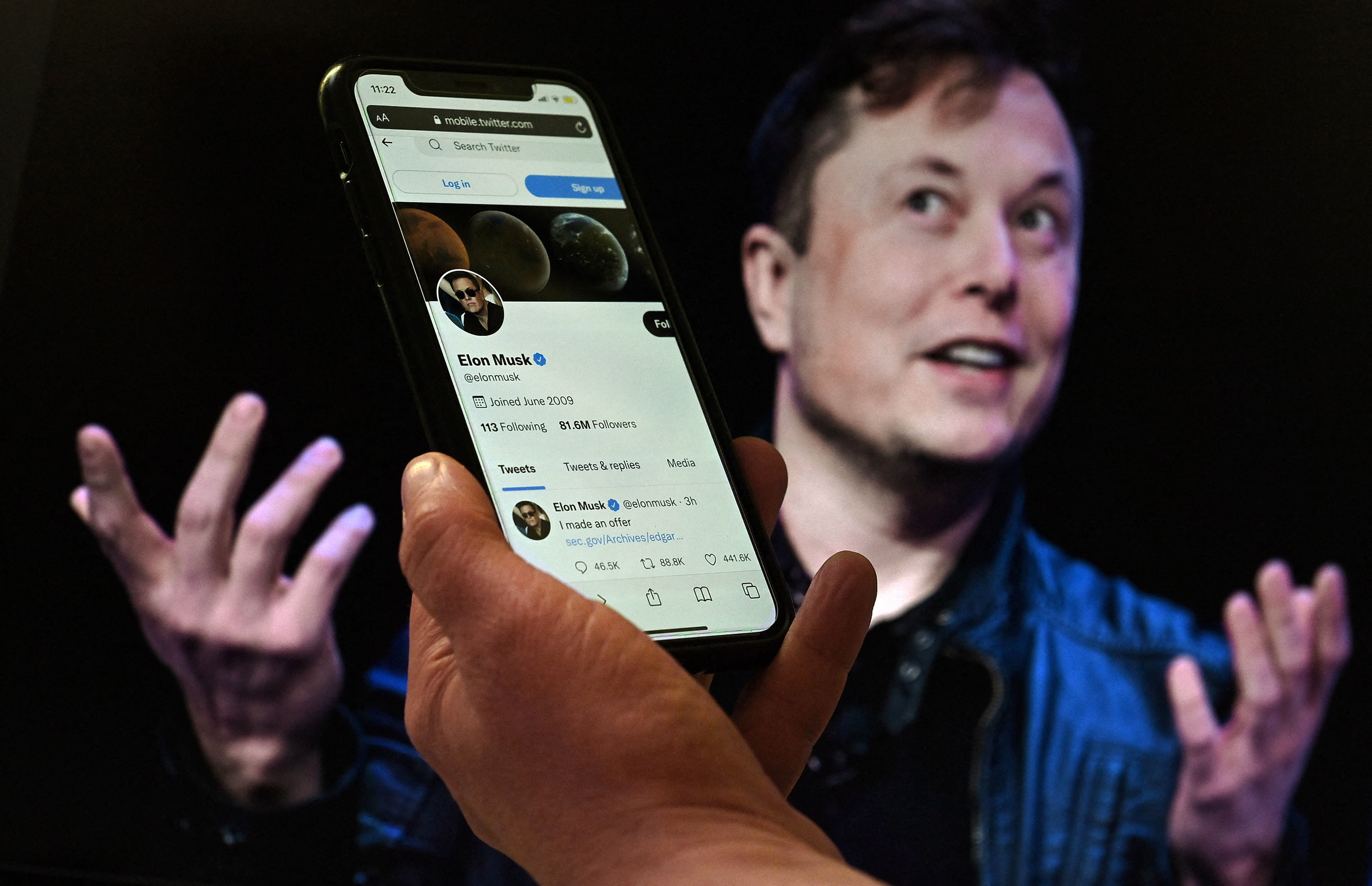 Una pantalla de teléfono muestra la cuenta de Twitter de Elon Musk con una foto suya de fondo, el 14 de abril de 2022, en Washington, DC. - Elon Musk retiró su acuerdo de compra de Twitter el 8 de julio de 2022, acusando a la compañía de hacer declaraciones "engañosas" sobre el número de cuentas falsas, según una presentación regulatoria.