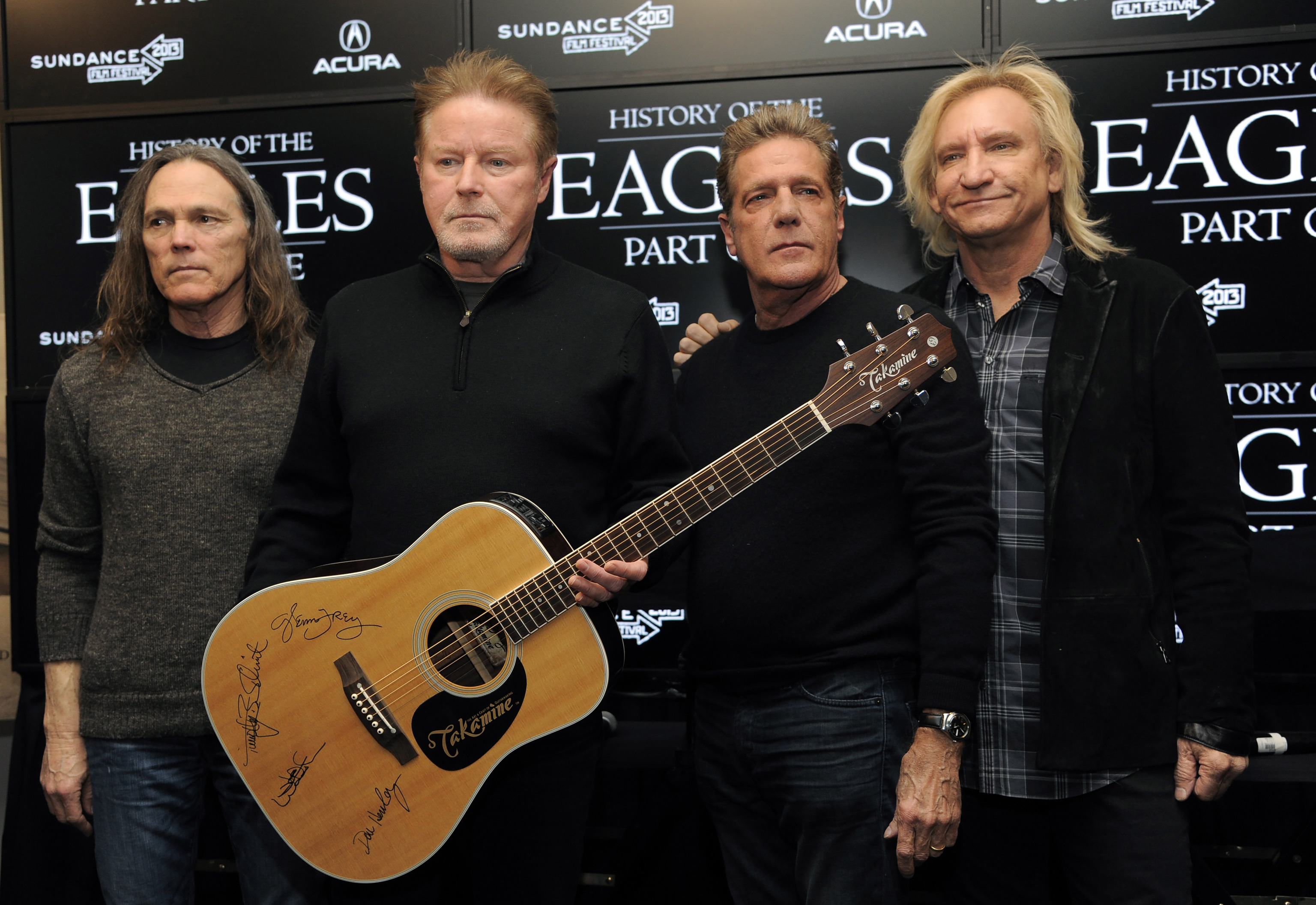 Timothy B. Schmit, Don Henley, Glenn Frey y Joe Walsh (de izda. a dcha.) de The Eagles con una guitarra autografiada despus de una conferencia de prensa en el Festival de Cine de Sundance, en Park City, Utah, el 19 de enero de 2013.