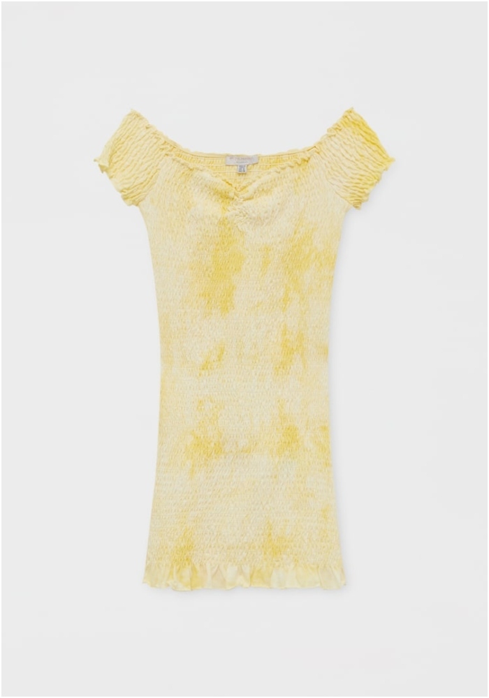 ALT: Vestido corto amarillo con escote de nido de abeja de Pull&Bear