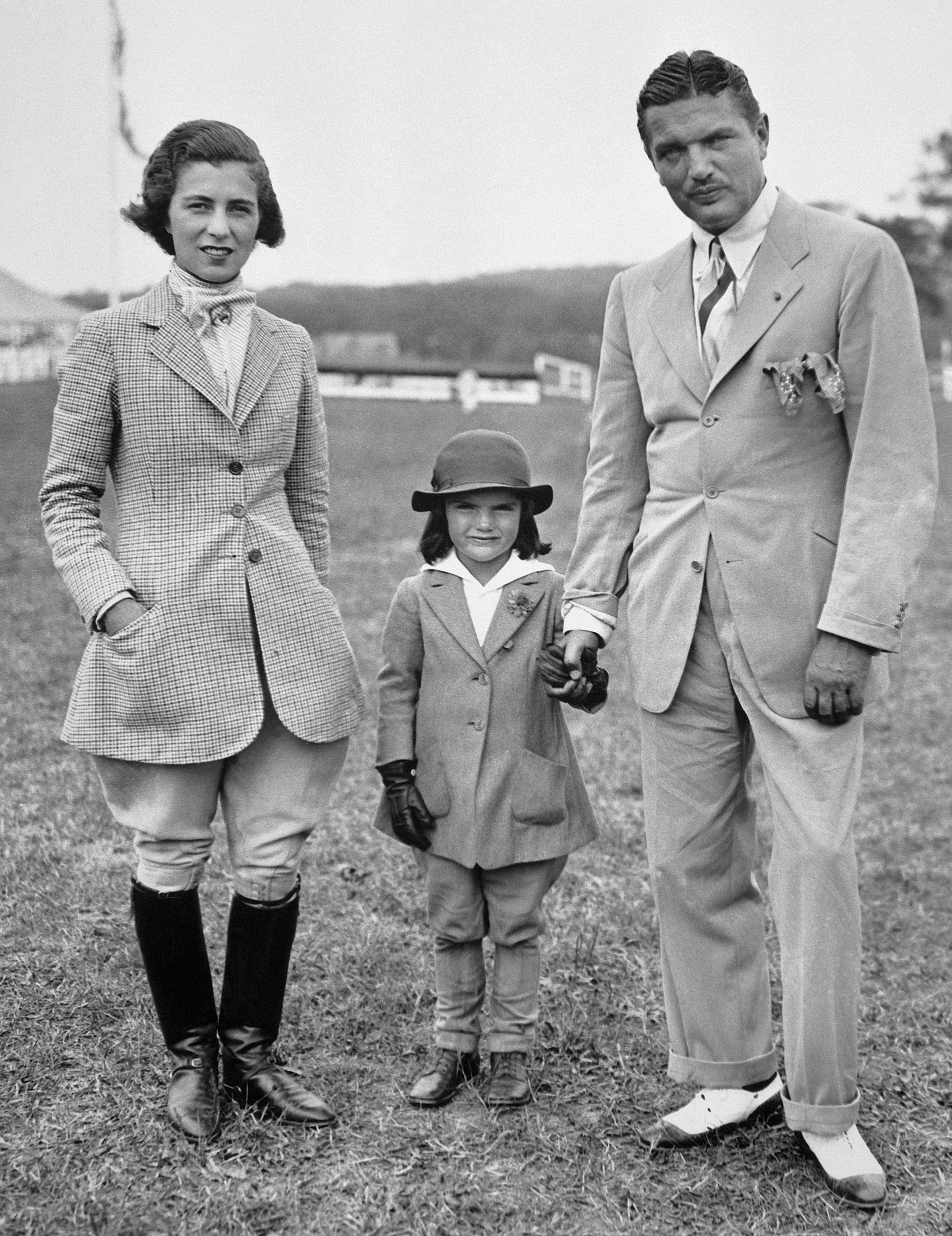 Jackie Kennedy de niña junto a sus padres en una competición hípica en Long Island.