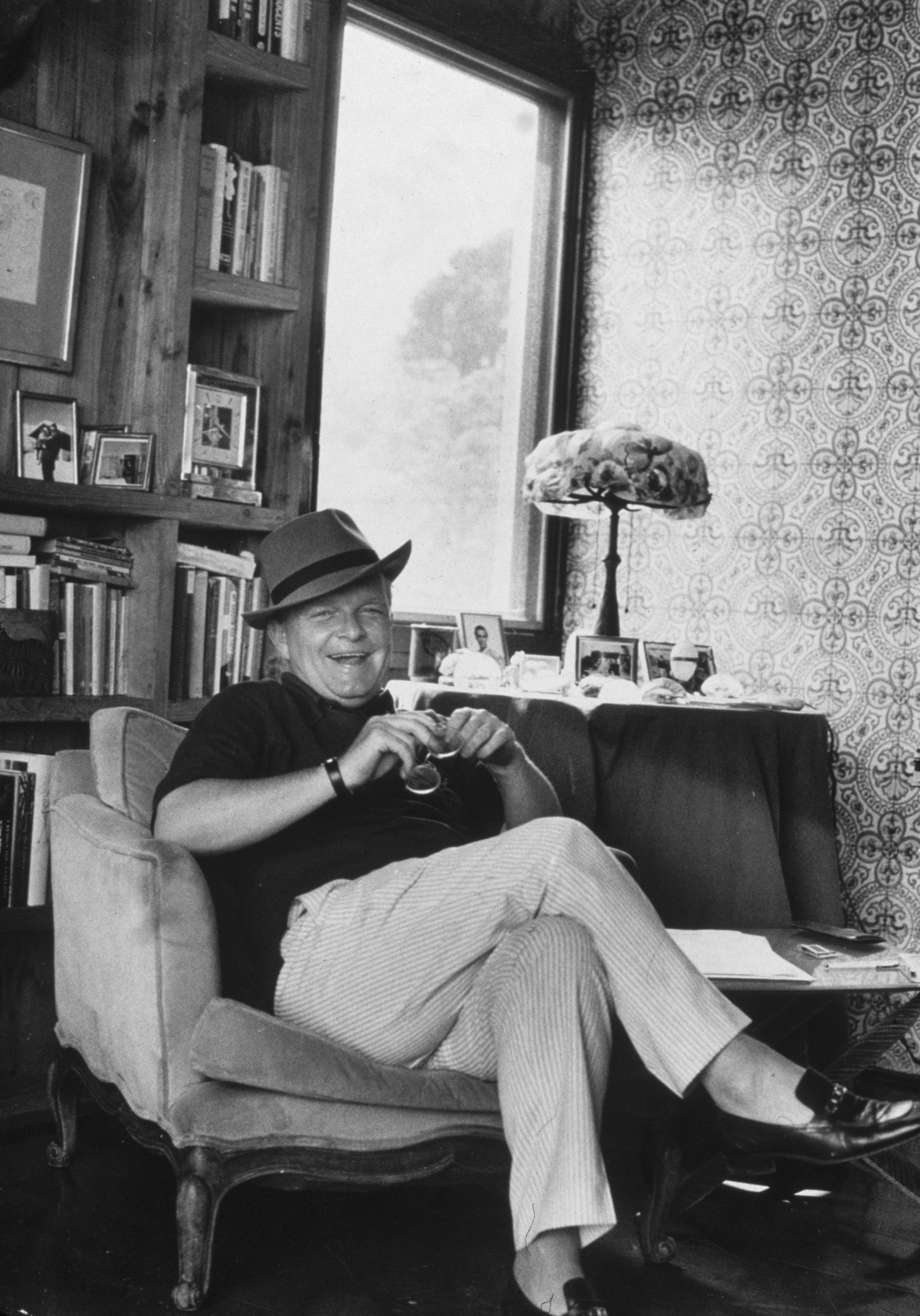Pisatelj Truman Capote na svojem domu v Sagaponacku na Long Islandu leta 1971.