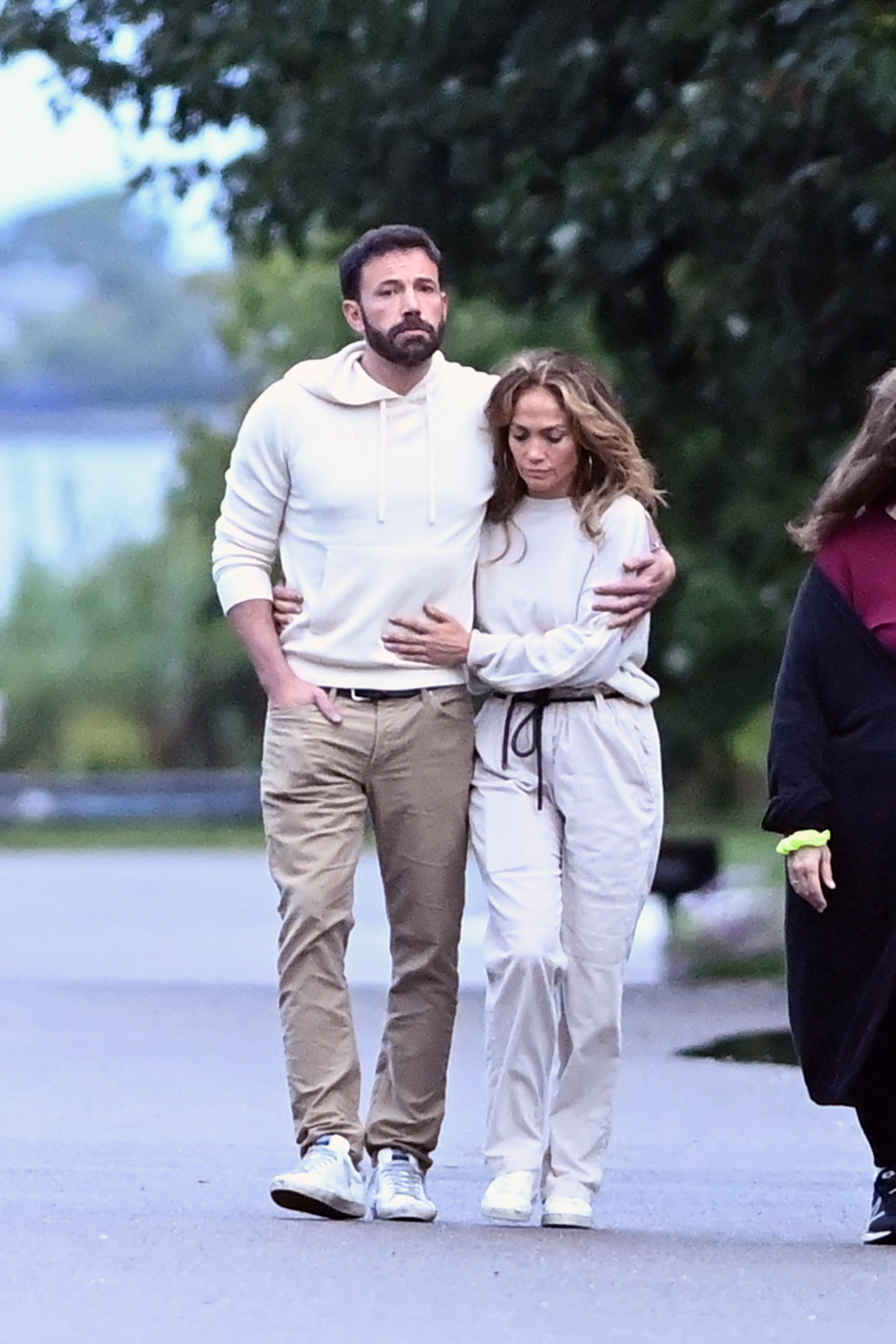 Benn Affleck in Jennifer Lopez na sprehodu po Hamptonu julija 2021.