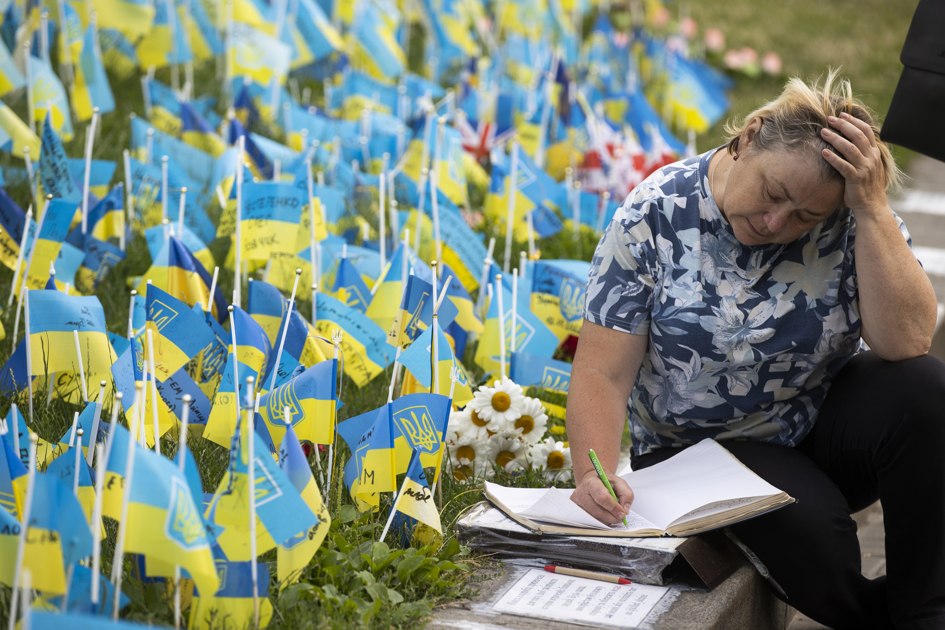 Una mujer, en un homenaje a las vctimas ucranianas.