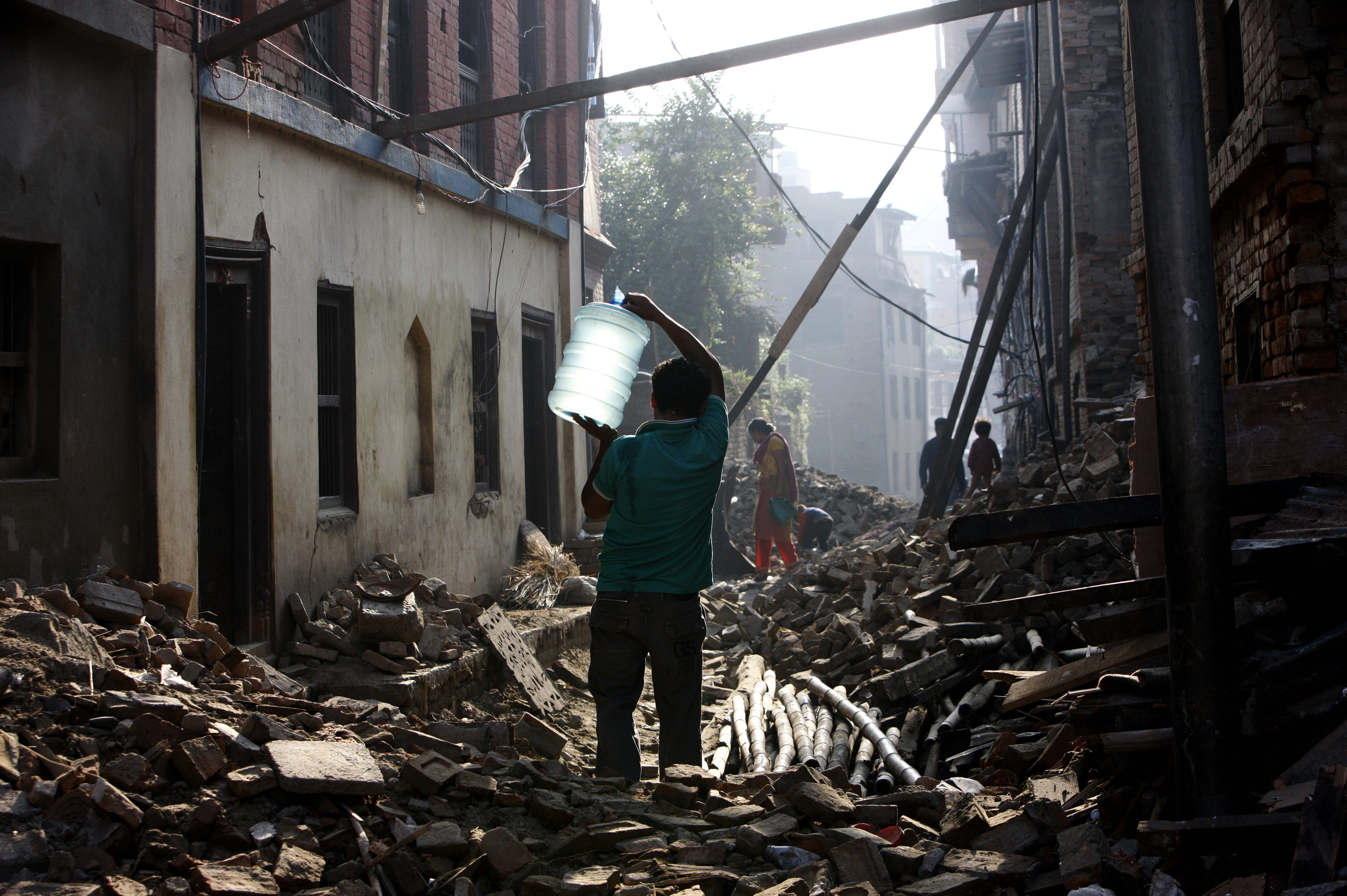 Una calle llena de escombros tras el terremoto en Nepal en 2015