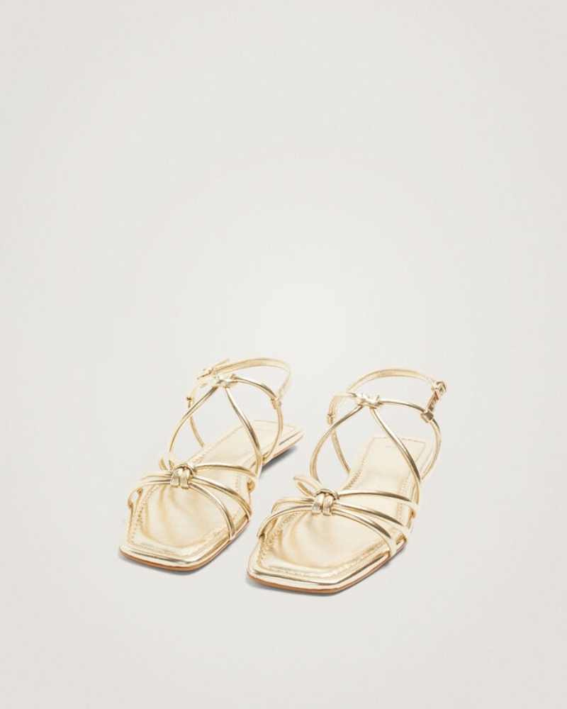 Las sandalias doradas perfectas para brillar en verano