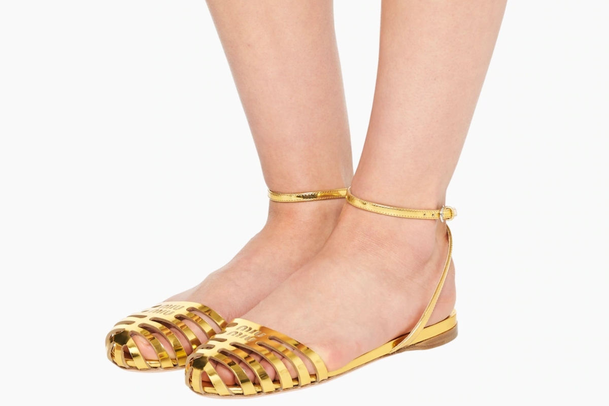 ALT: Sandalias doradas de Miu Miu con las que brillar en verano
