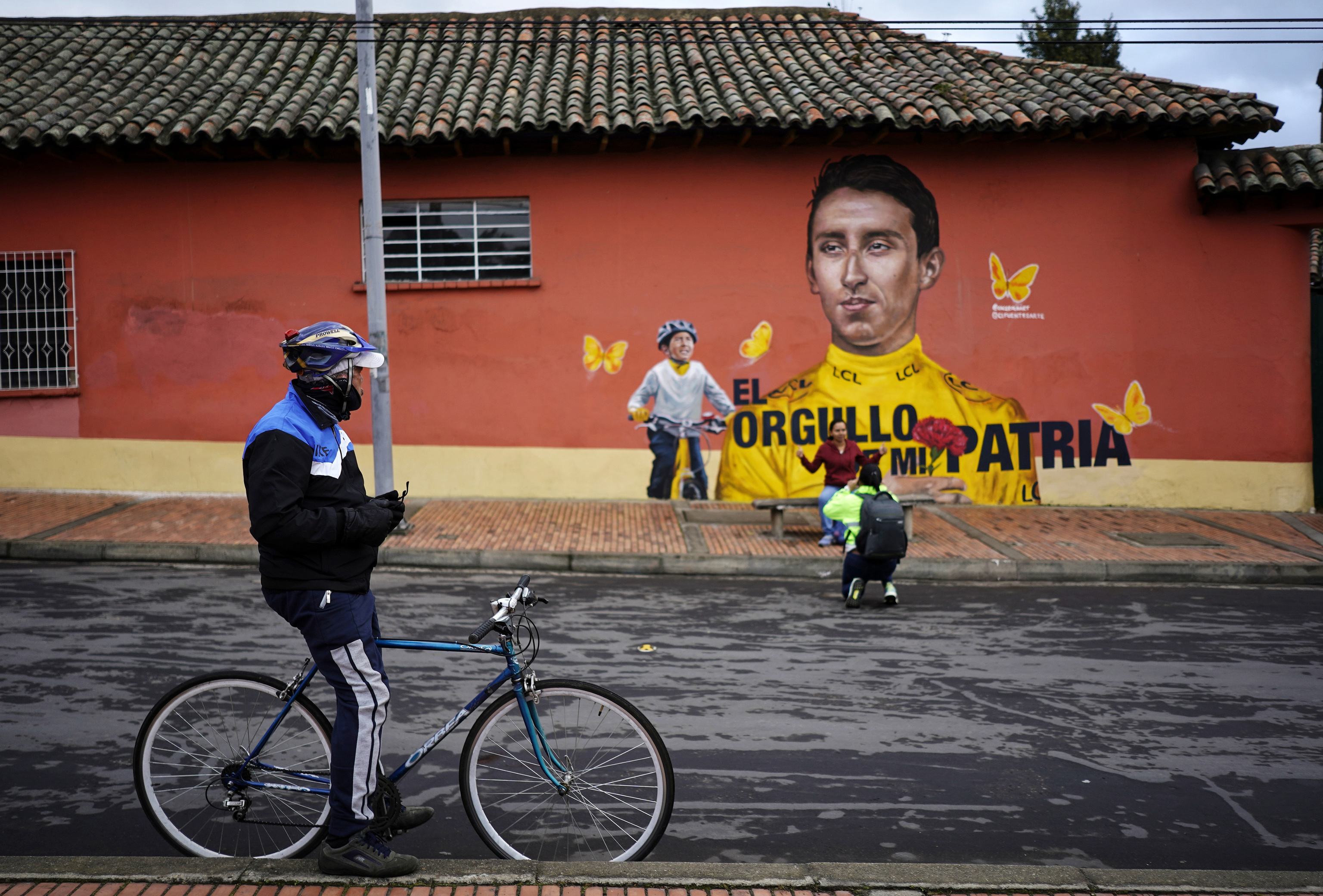 Unas personas se hacen una foto junto a un grafiti con el retrato del ciclista colombiano Egan Bernal, en Zipaquir.