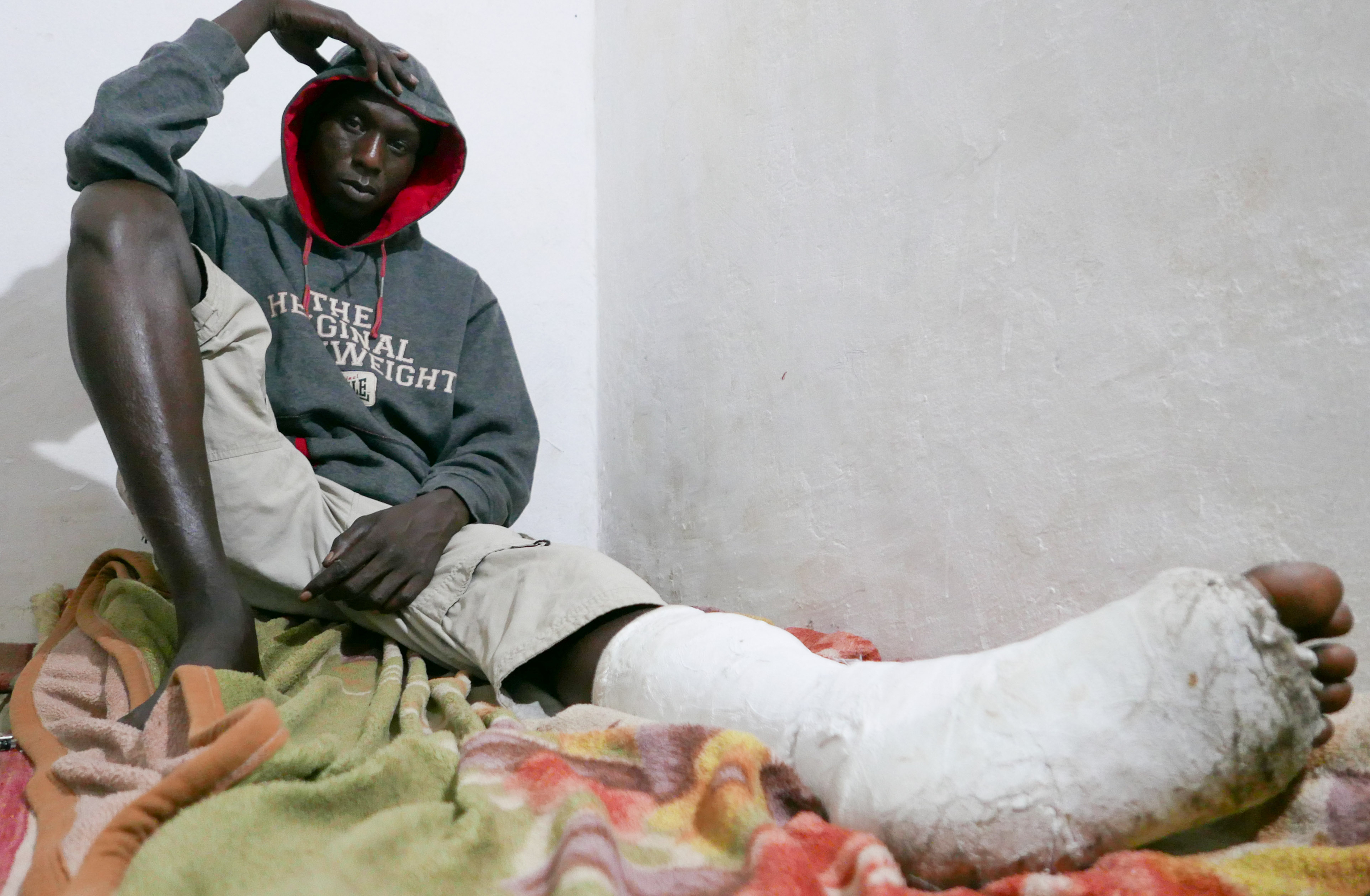 Uno de los heridos en Melilla, Amyad, posa en Rabat con una pierna rota.