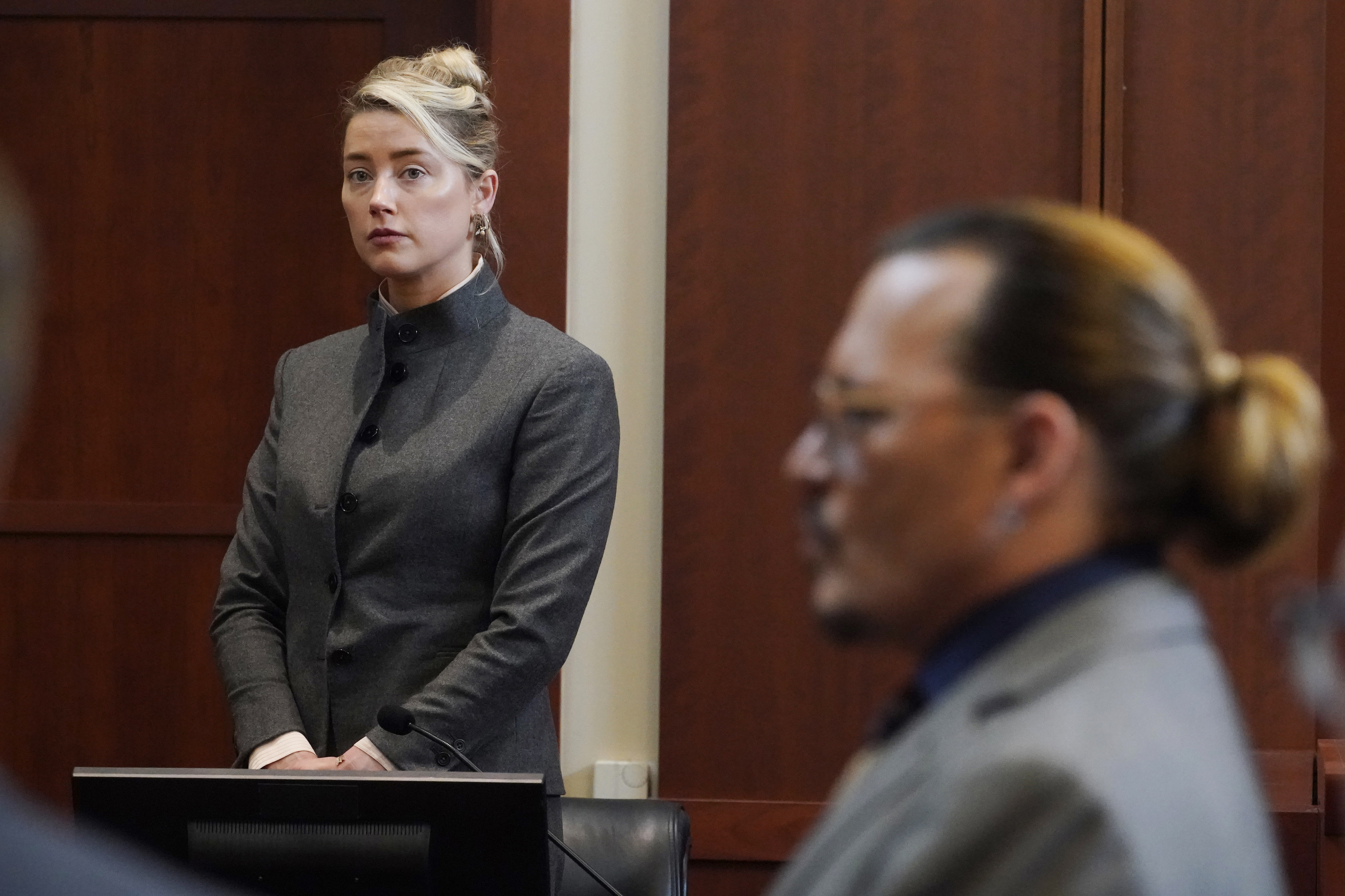 Amber Heard mira a Johnny Depp durante el juicio.