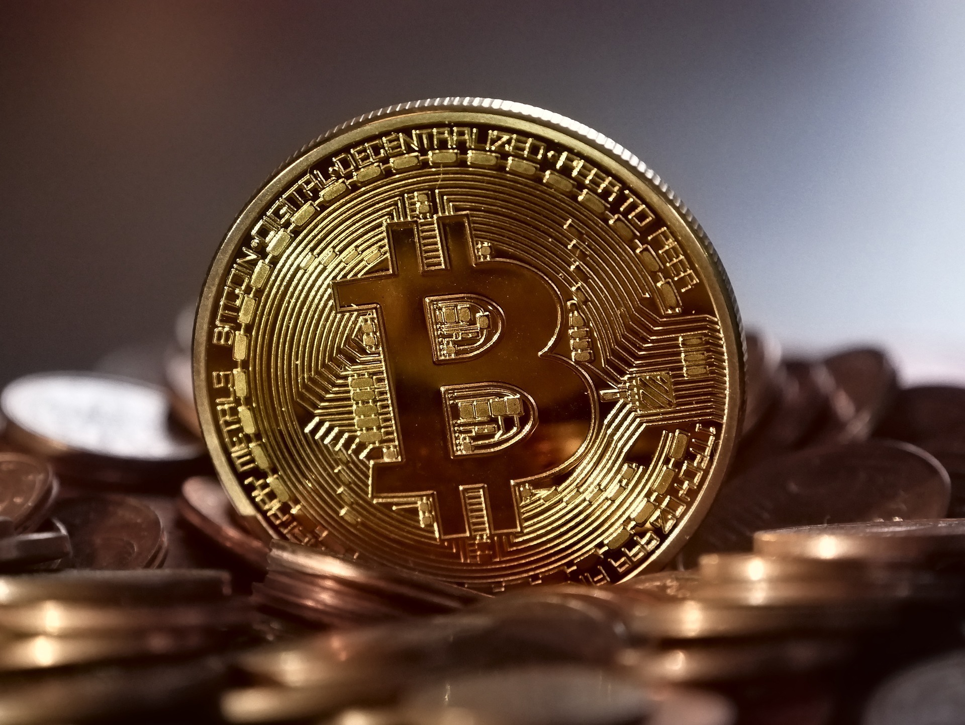 Representación de un bitcoin en una moneda física.