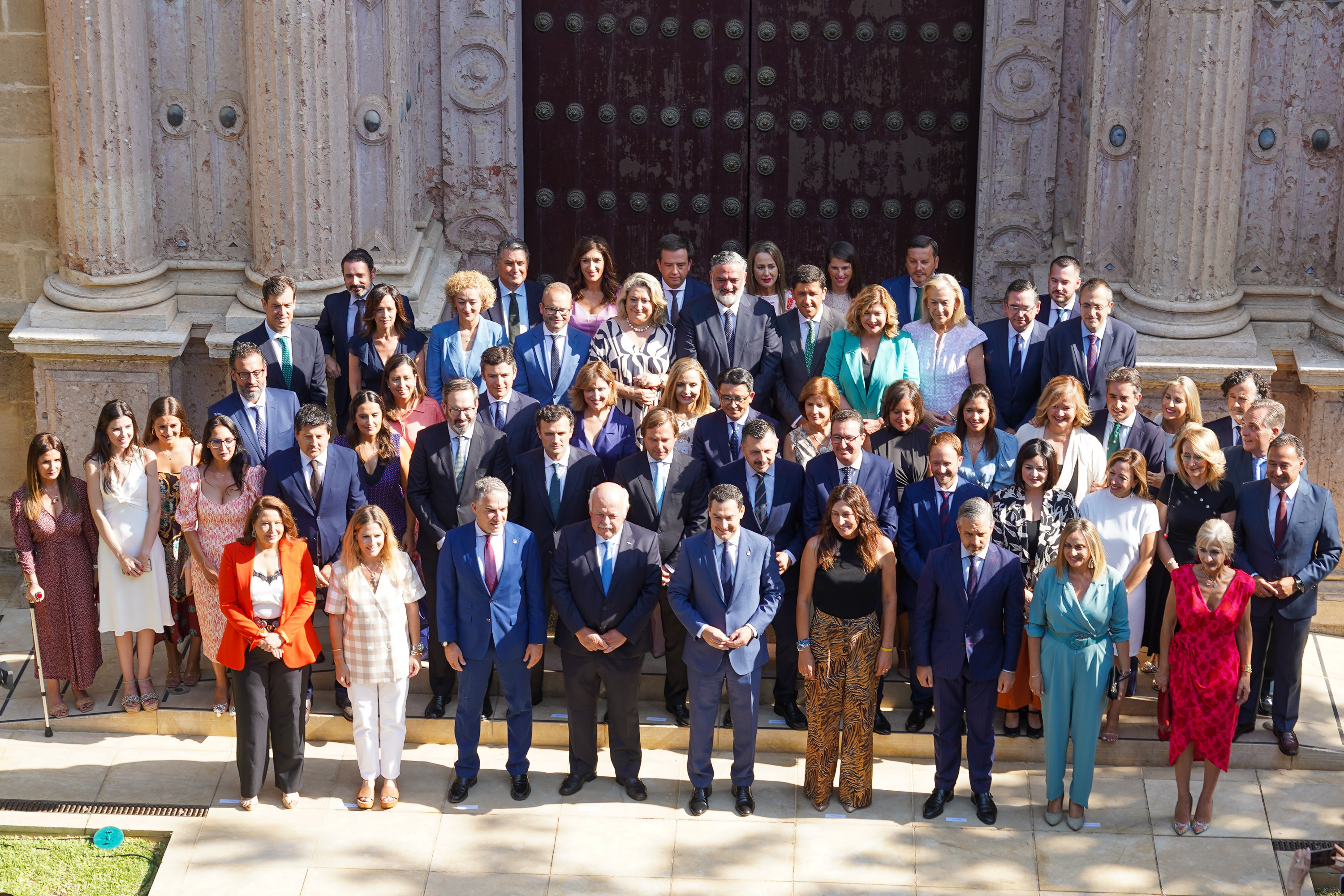 El presidente Juanma Moreno, en la foto de familia con los 58 diputados del PP momentos antes de la constitucin del nuevo Parlamento.