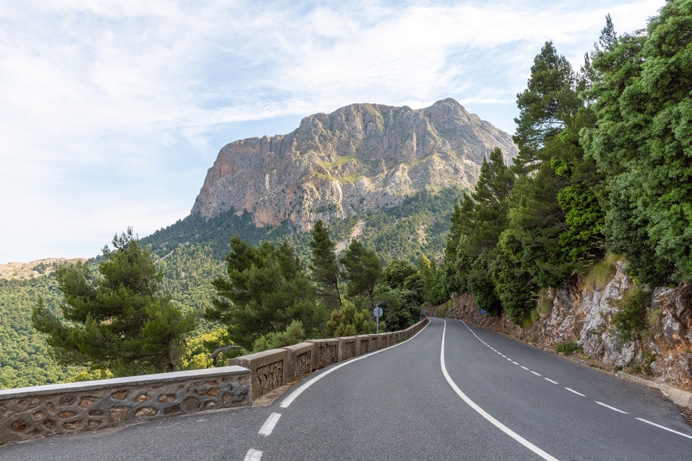 Carretera con el Puig Mayor al fondo, el pico más alto de la Sierra de Tramontana.